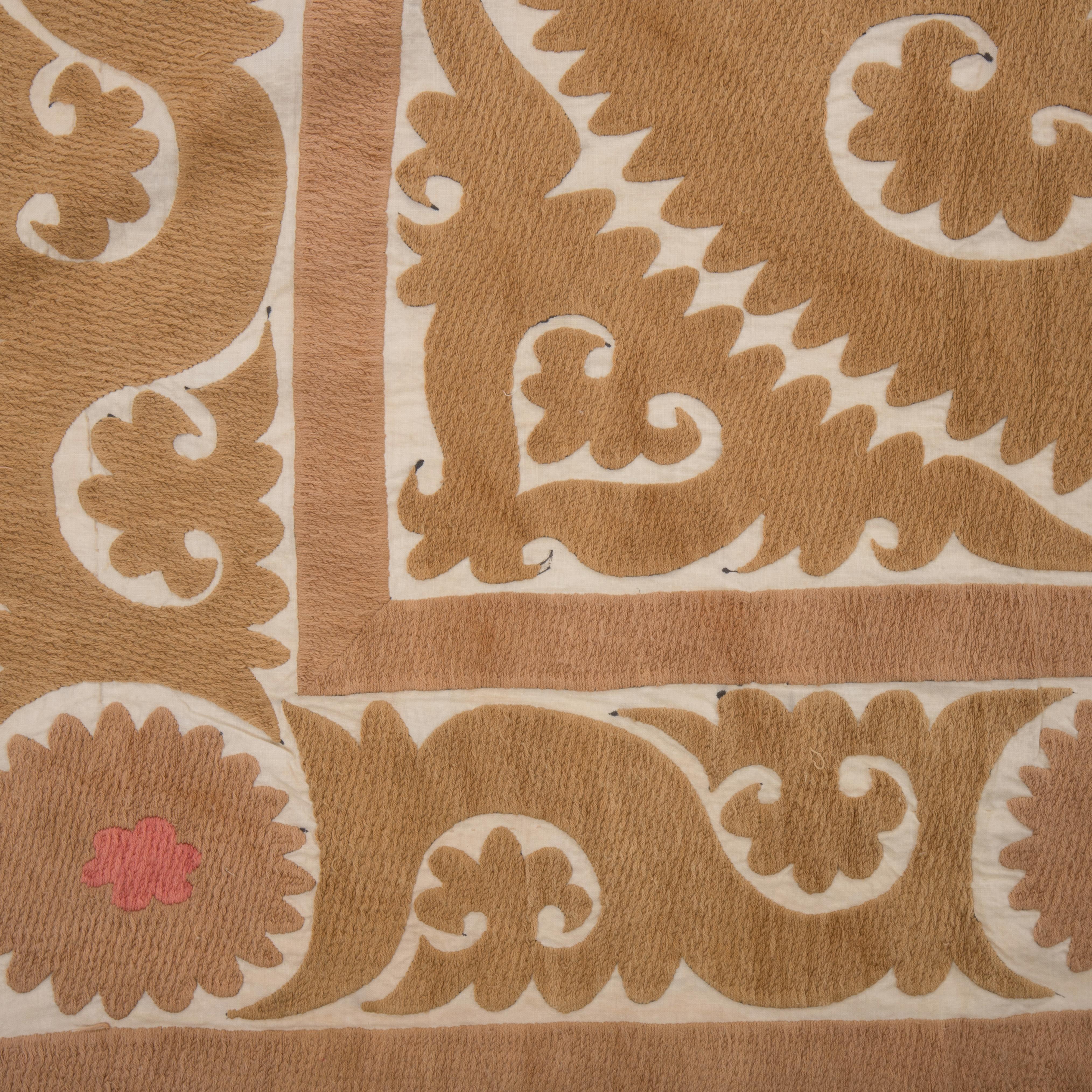 Decorative Mid 20th C. Neutral Samarkand Suzani with Pinks In Good Condition For Sale In Istanbul, TR