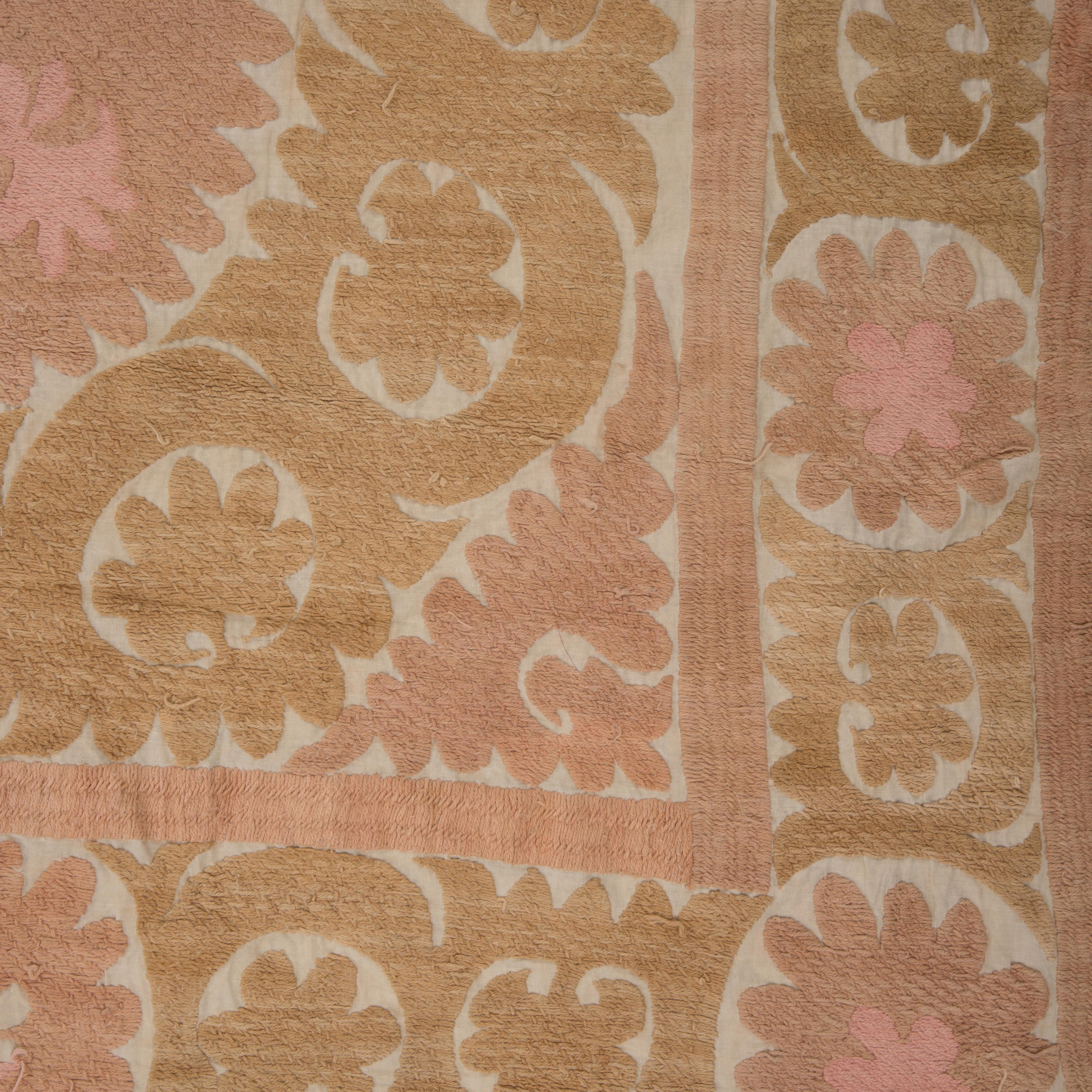 Decorative Mid 20th C Neutral Samarkand Suzani with Pinks In Good Condition For Sale In Istanbul, TR