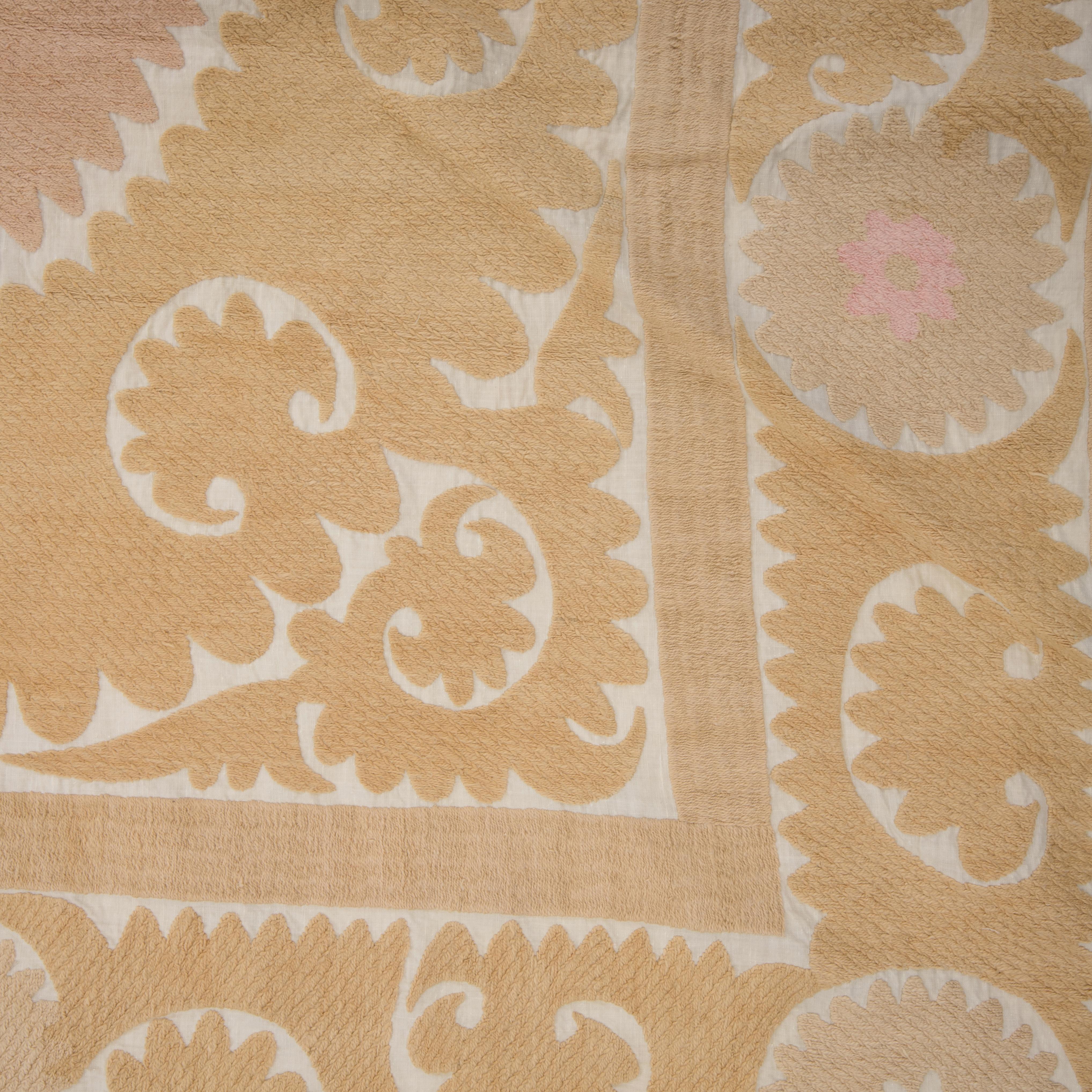 Decorative Mid 20th C. Neutral Samarkand Suzani with Pinks In Good Condition For Sale In Istanbul, TR
