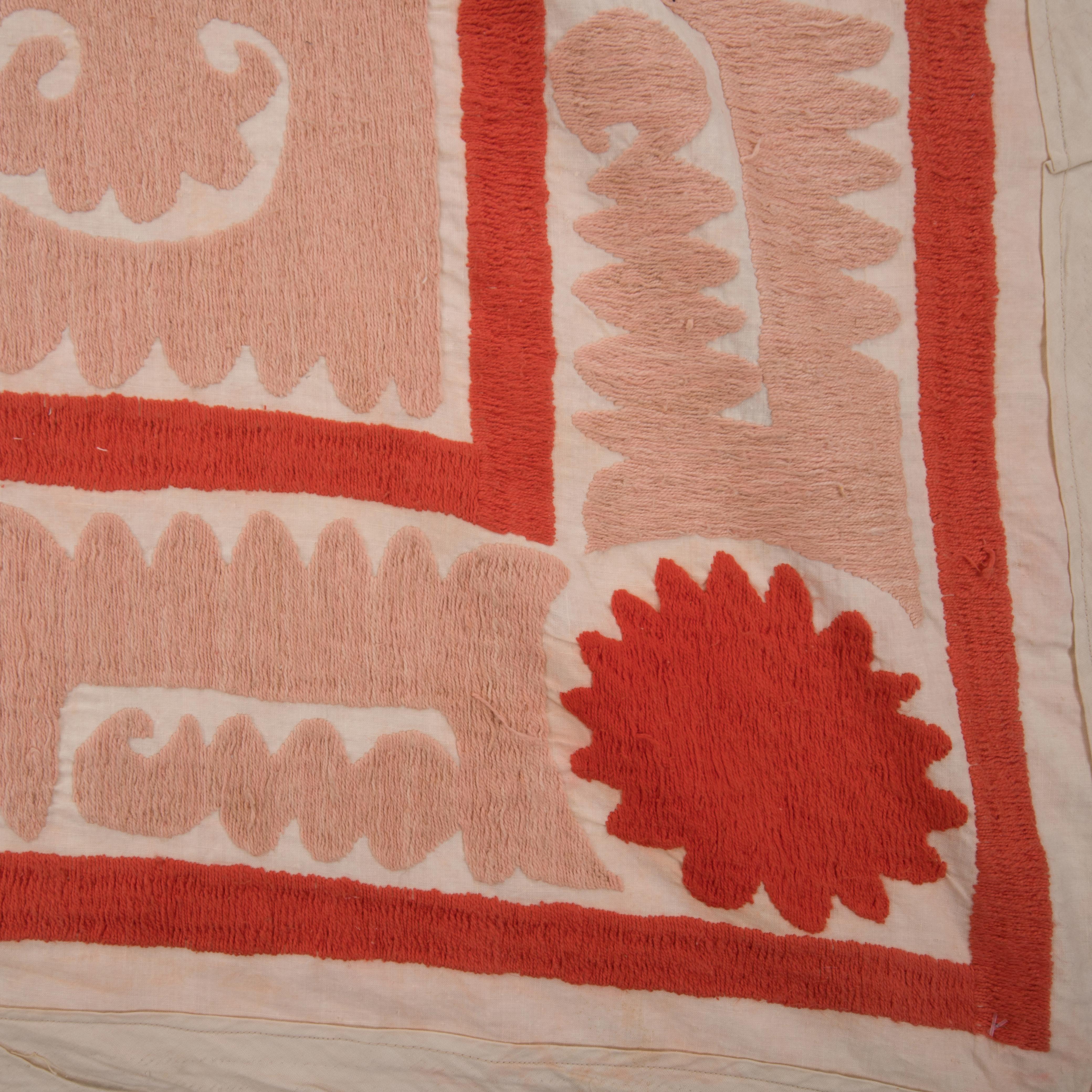 Decorative Mid-20th C. Neutral Samarkand Suzani with Pinks For Sale 2