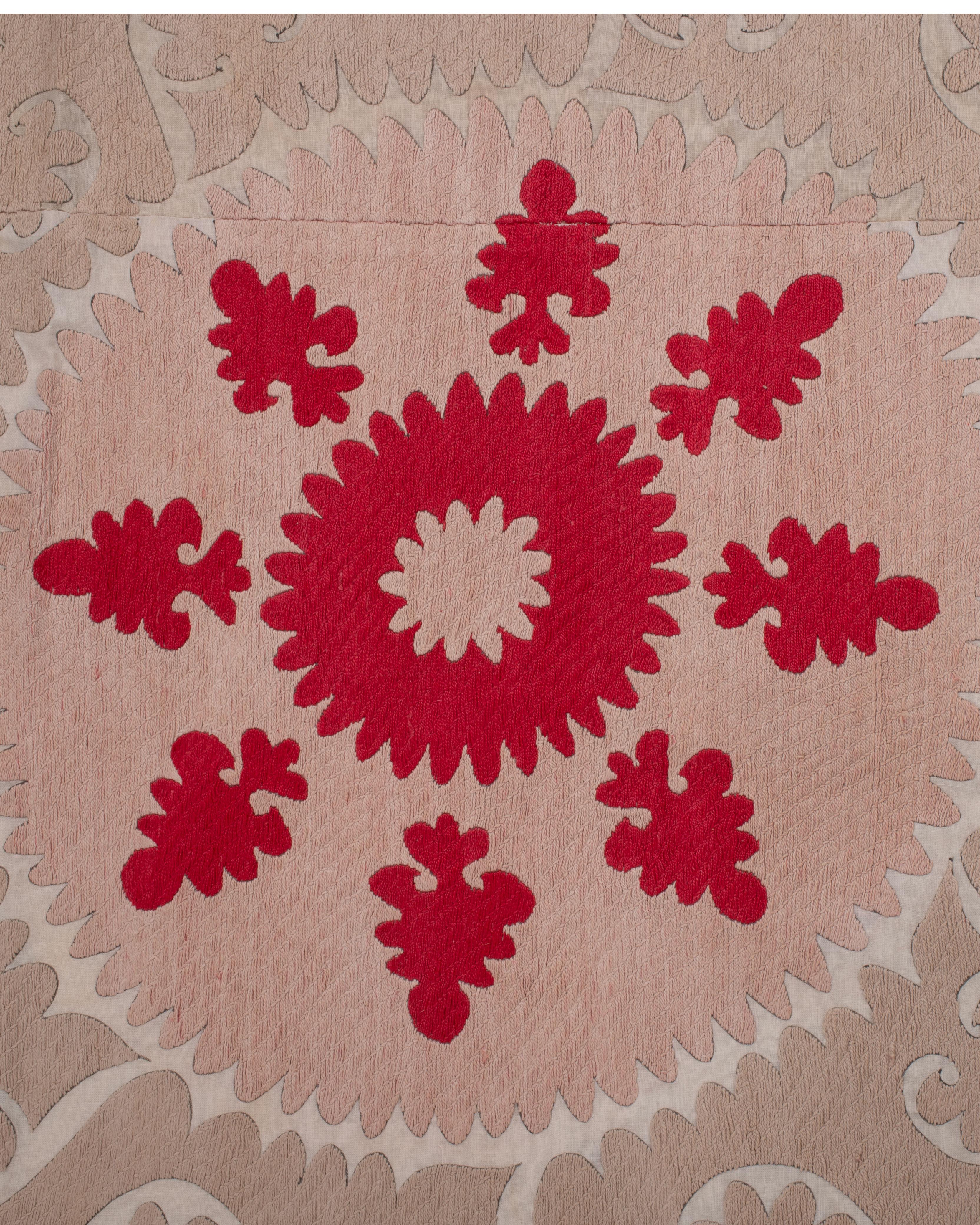 Décoratif A.I.C. Neutre Samarkand Suzani avec rouge, Ouzbékistan en vente 3