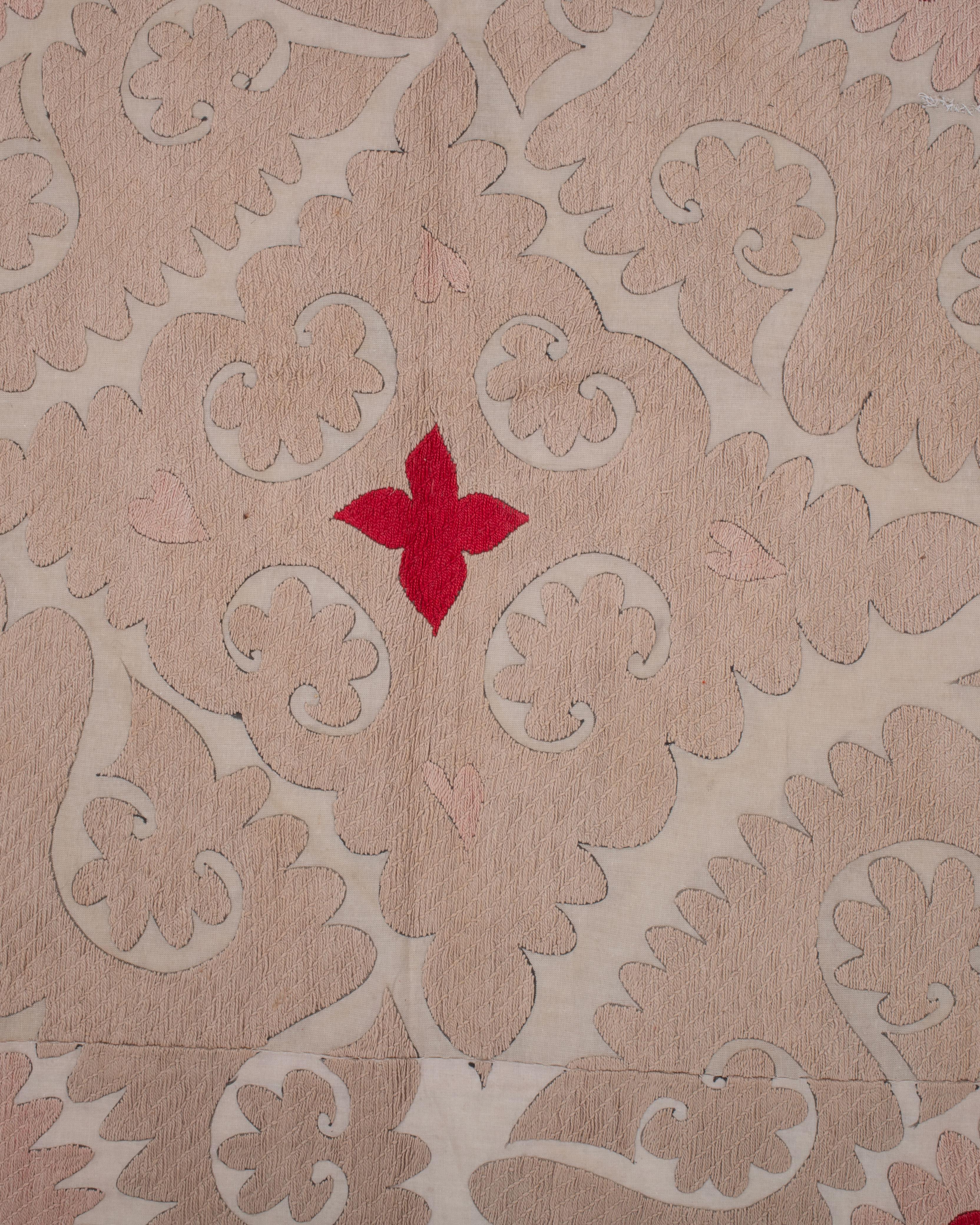 Décoratif A.I.C. Neutre Samarkand Suzani avec rouge, Ouzbékistan en vente 4
