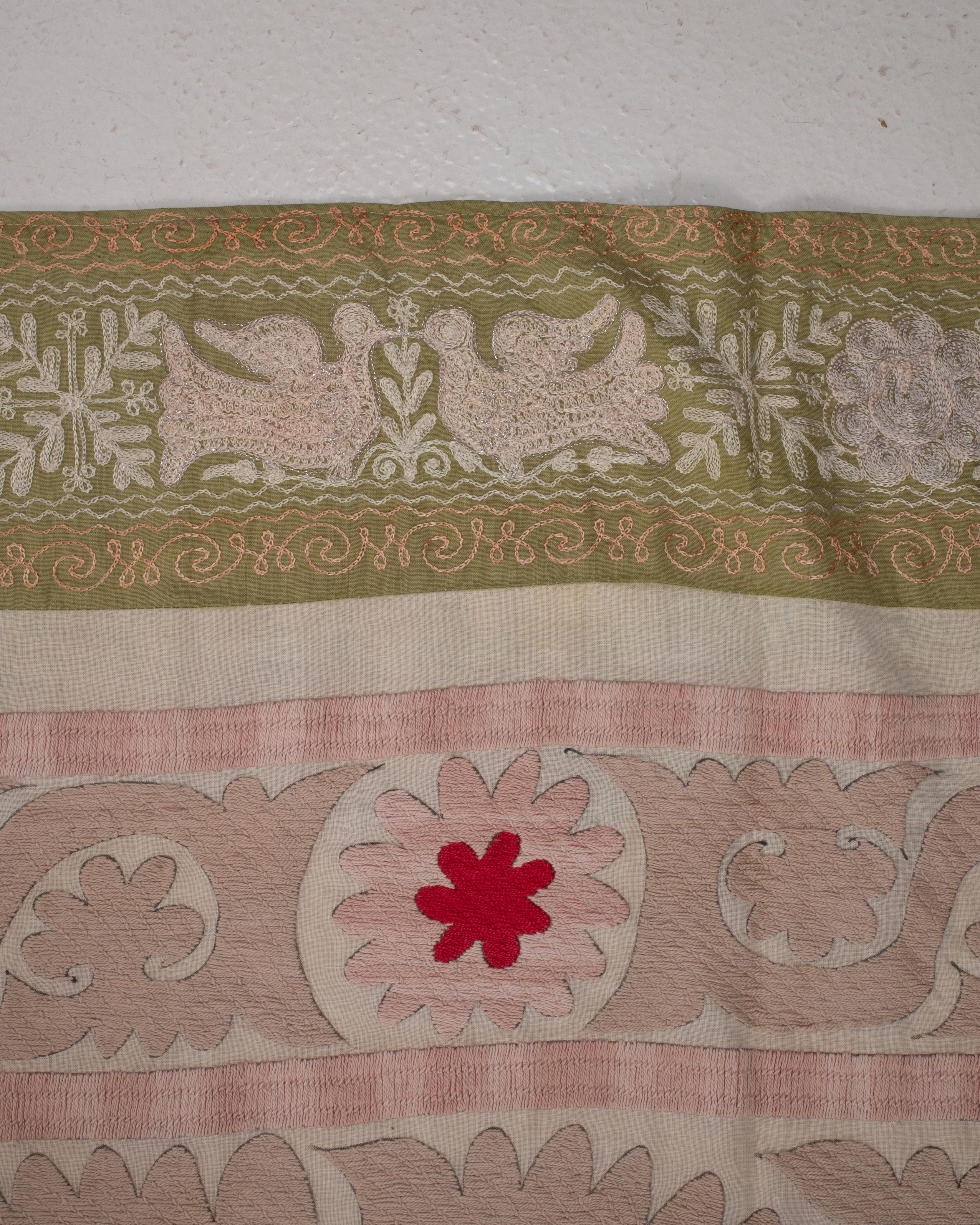 Décoratif A.I.C. Neutre Samarkand Suzani avec rouge, Ouzbékistan en vente 7