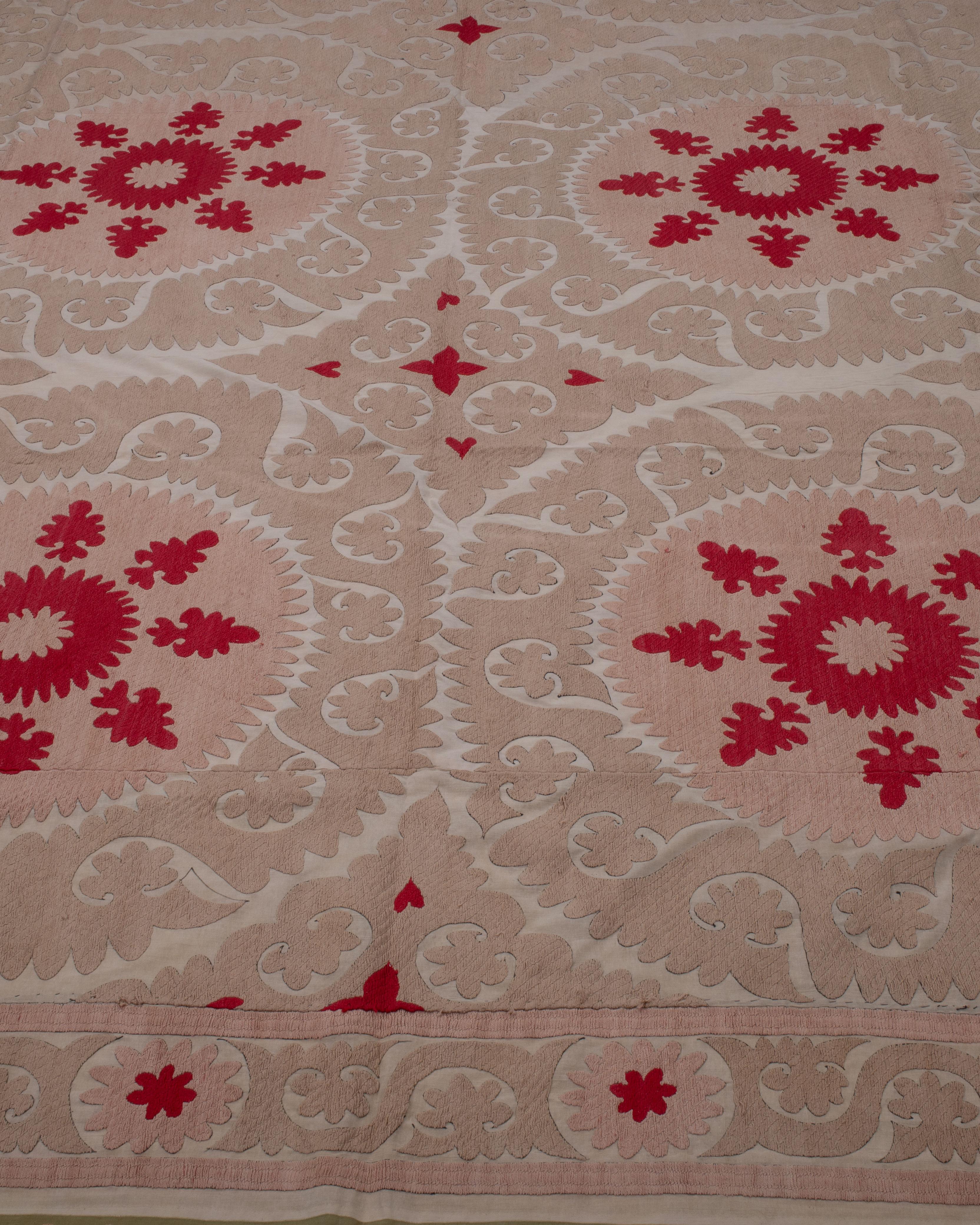 Brodé Décoratif A.I.C. Neutre Samarkand Suzani avec rouge, Ouzbékistan en vente