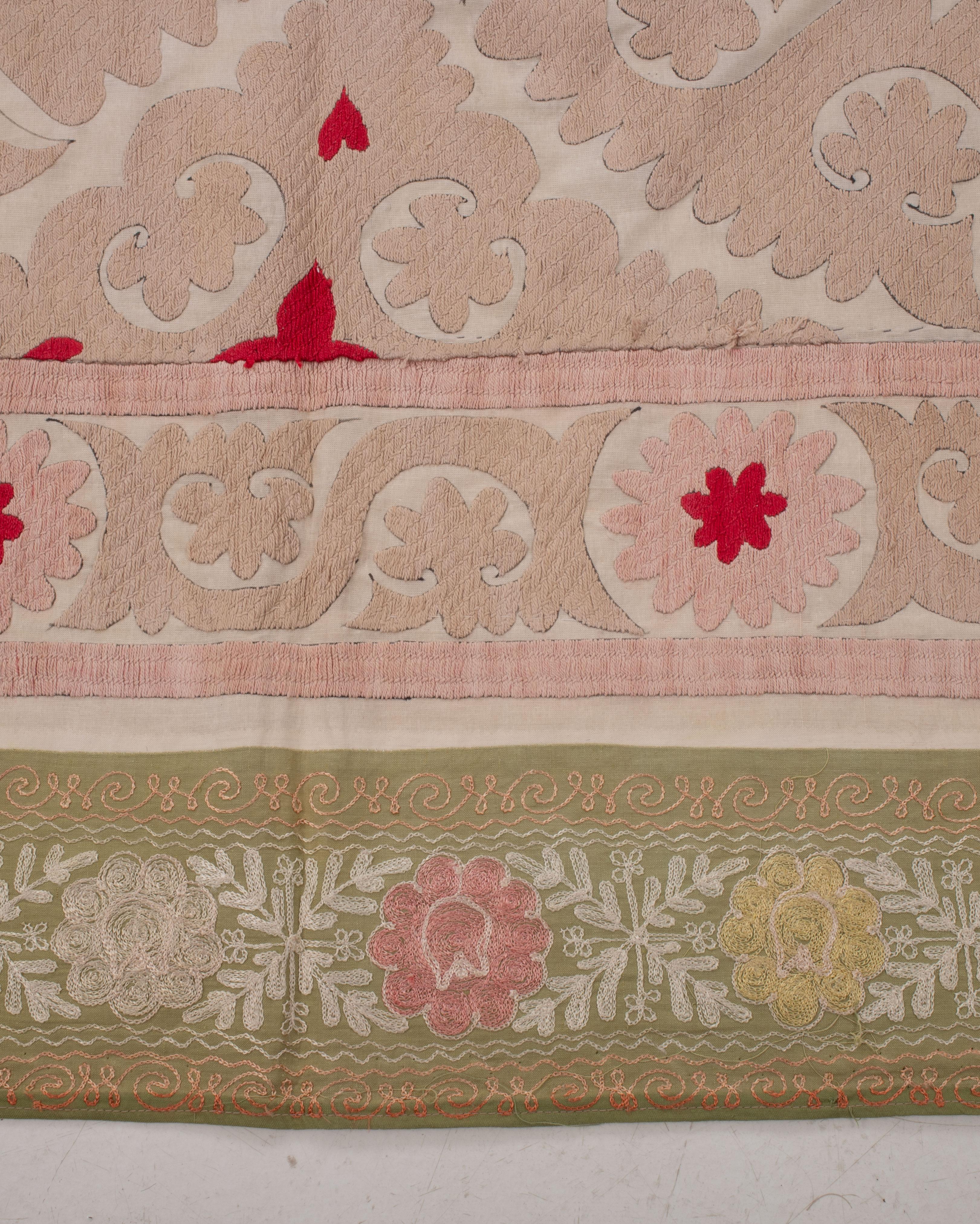 20ième siècle Décoratif A.I.C. Neutre Samarkand Suzani avec rouge, Ouzbékistan en vente