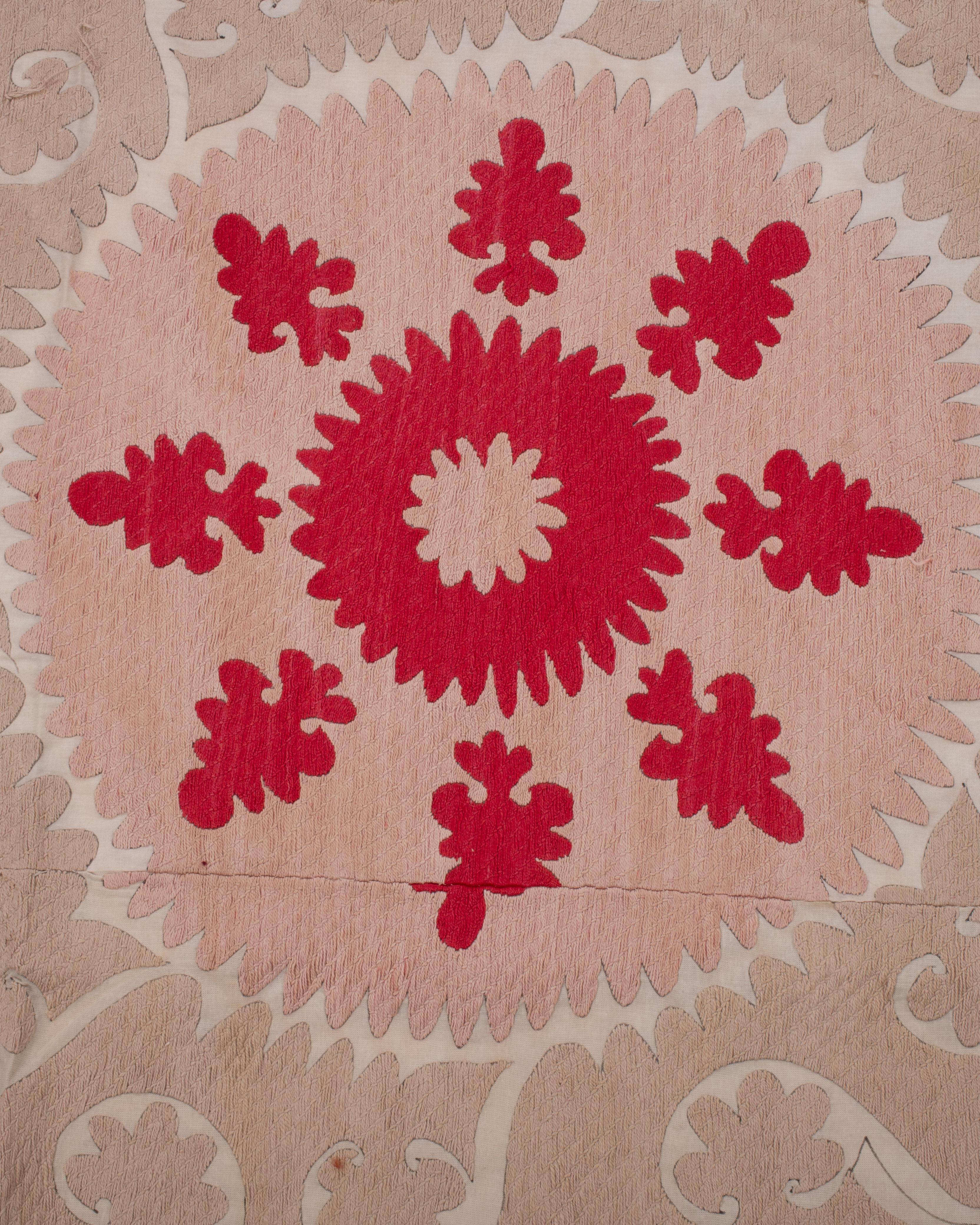 Coton Décoratif A.I.C. Neutre Samarkand Suzani avec rouge, Ouzbékistan en vente