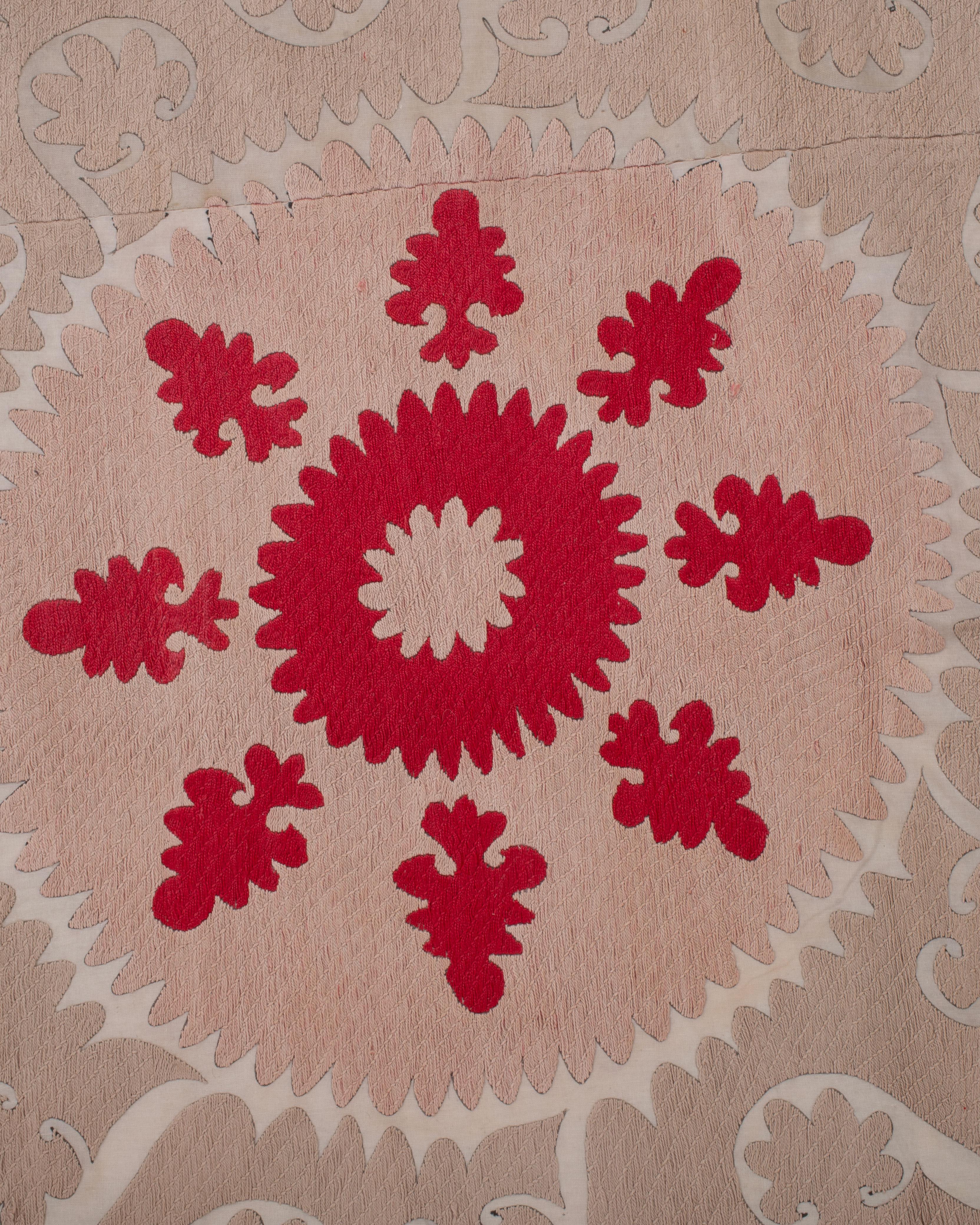 Décoratif A.I.C. Neutre Samarkand Suzani avec rouge, Ouzbékistan en vente 2