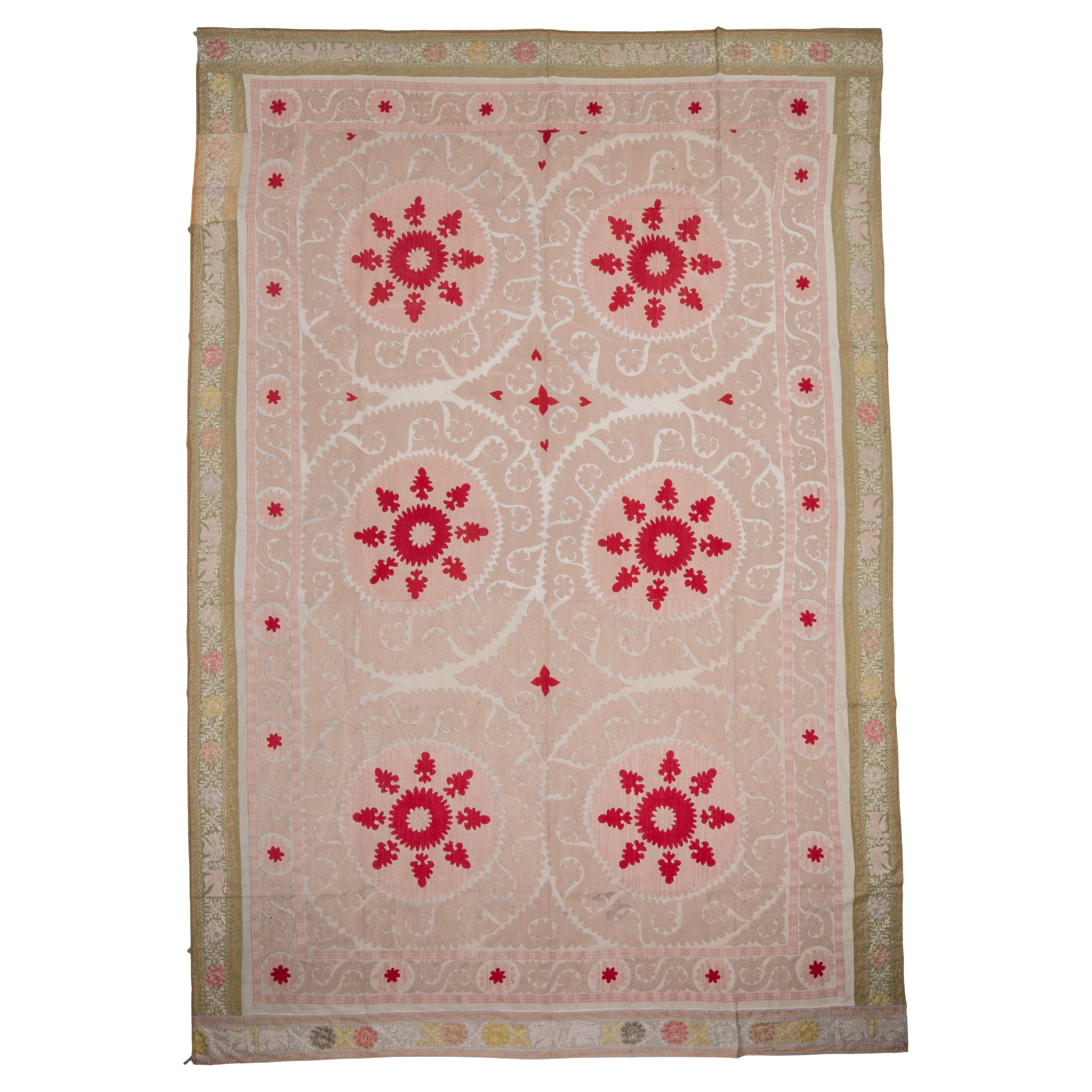 Décoratif A.I.C. Neutre Samarkand Suzani avec rouge, Ouzbékistan en vente