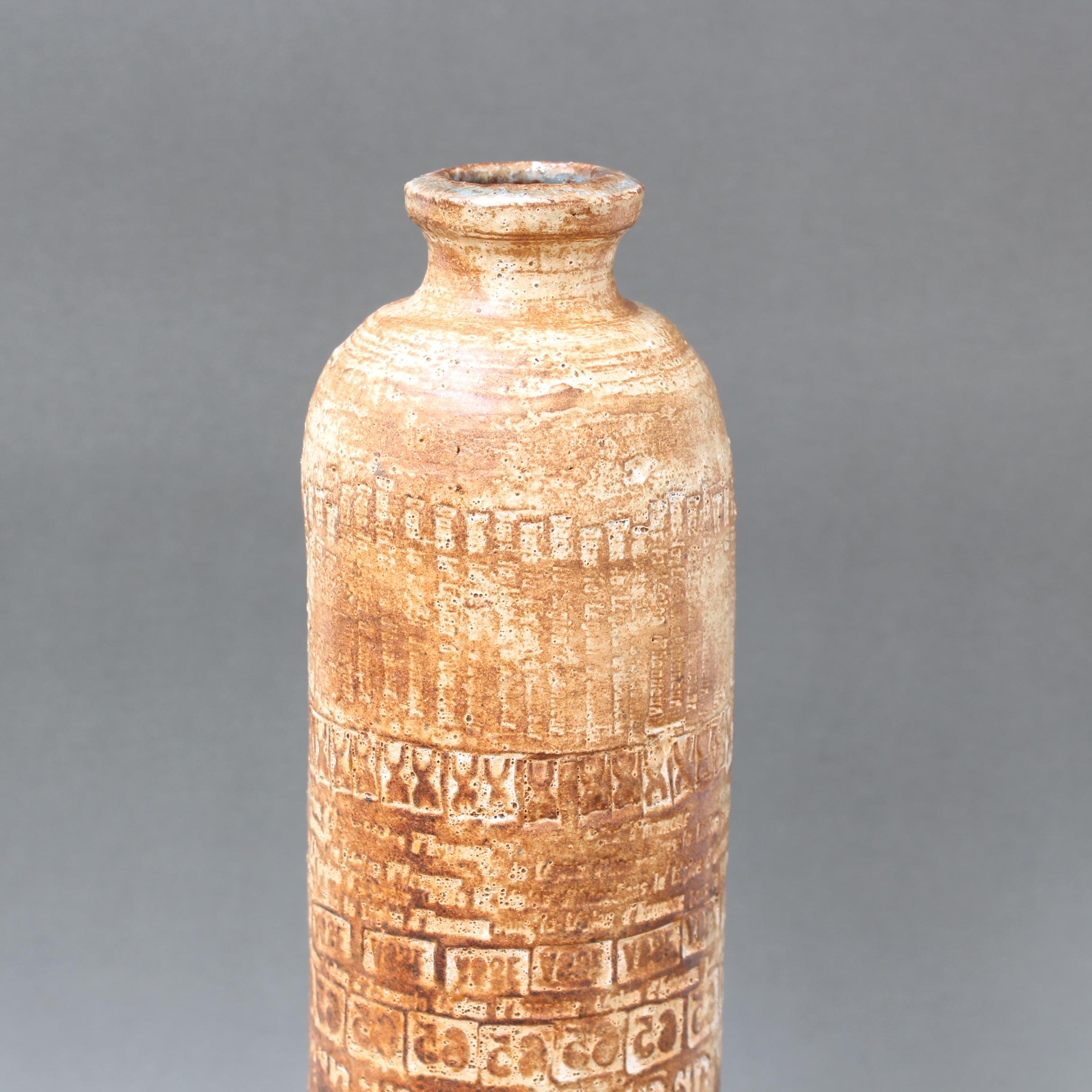 Metà XX secolo Vaso decorativo di fiori in ceramica del Medioevo di Pat Rowland, circa 1960 in vendita
