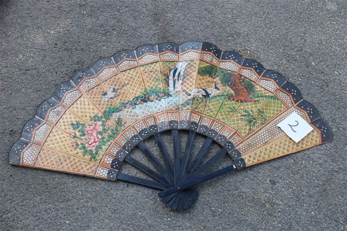 Decorative Mid-century Chinese Fan in paper decorated painted wooden structure and straw.
Decoration on gold leaf, of swans, herons and plants. very stylish.