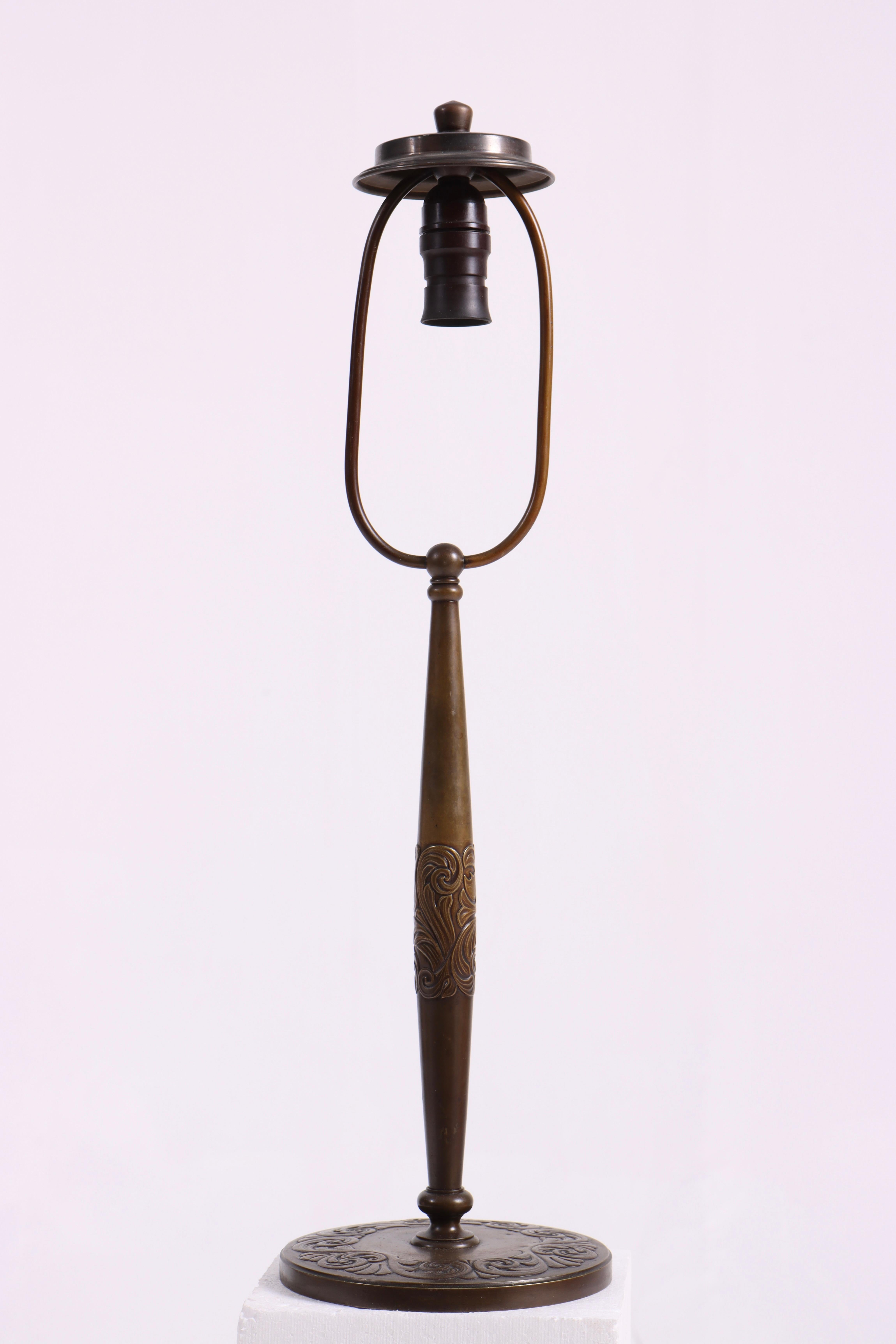 Lampe de table en laiton patiné, conçue et fabriquée au Danemark. Excellent état d'origine. Livré avec un nouvel abat-jour.