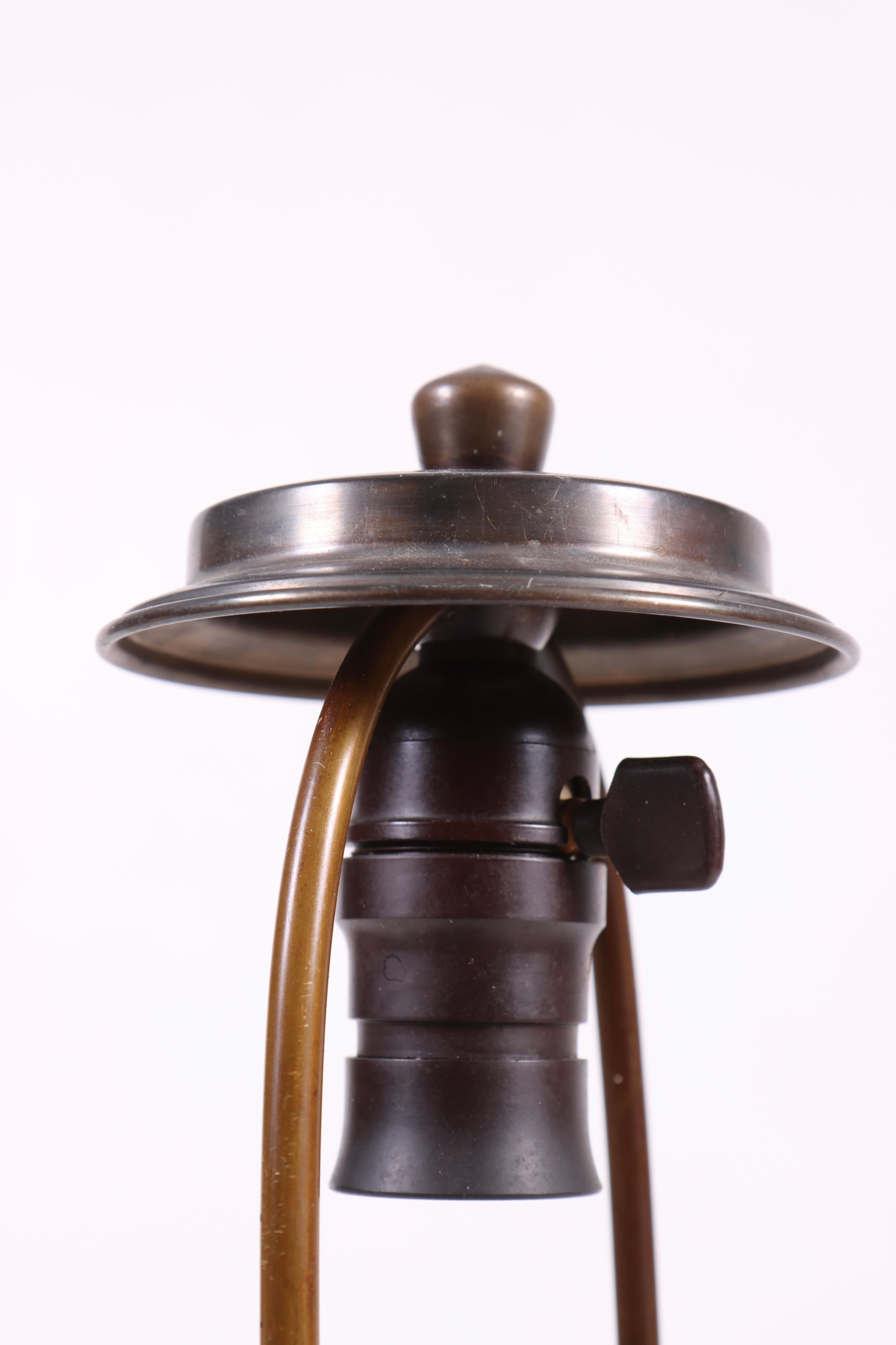 Milieu du XXe siècle Lampe de table danoise décorative du milieu du siècle dernier en laiton, années 1940 en vente
