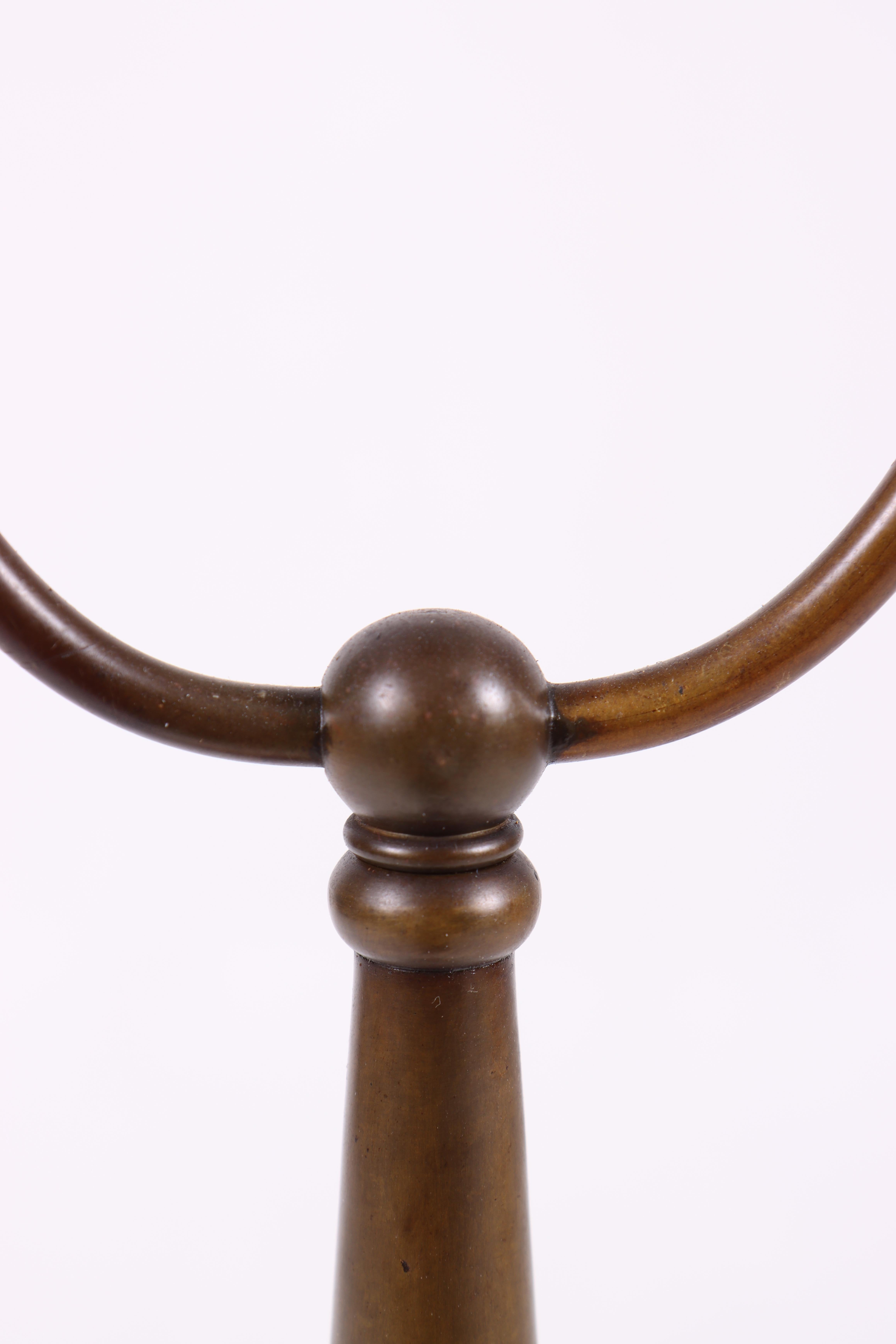 Lampe de table danoise décorative du milieu du siècle dernier en laiton, années 1940 en vente 1