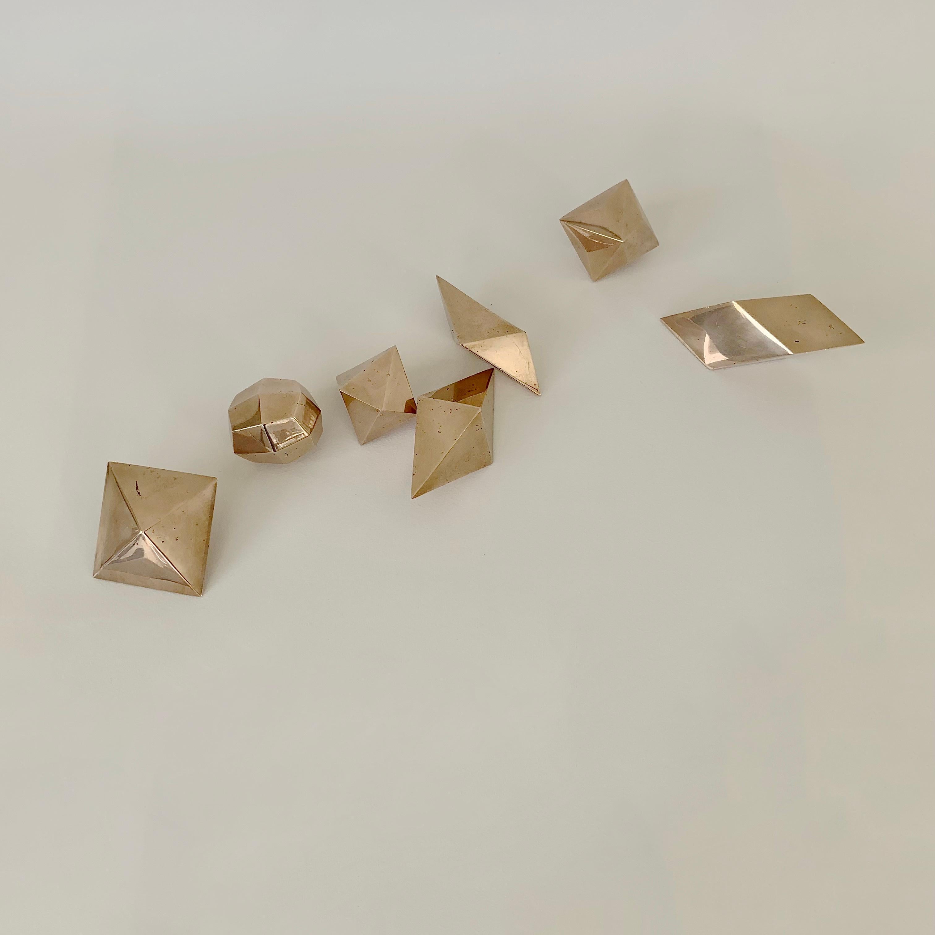 Lucidato Forme geometriche decorative in bronzo dorato, 1960 circa, Francia. in vendita