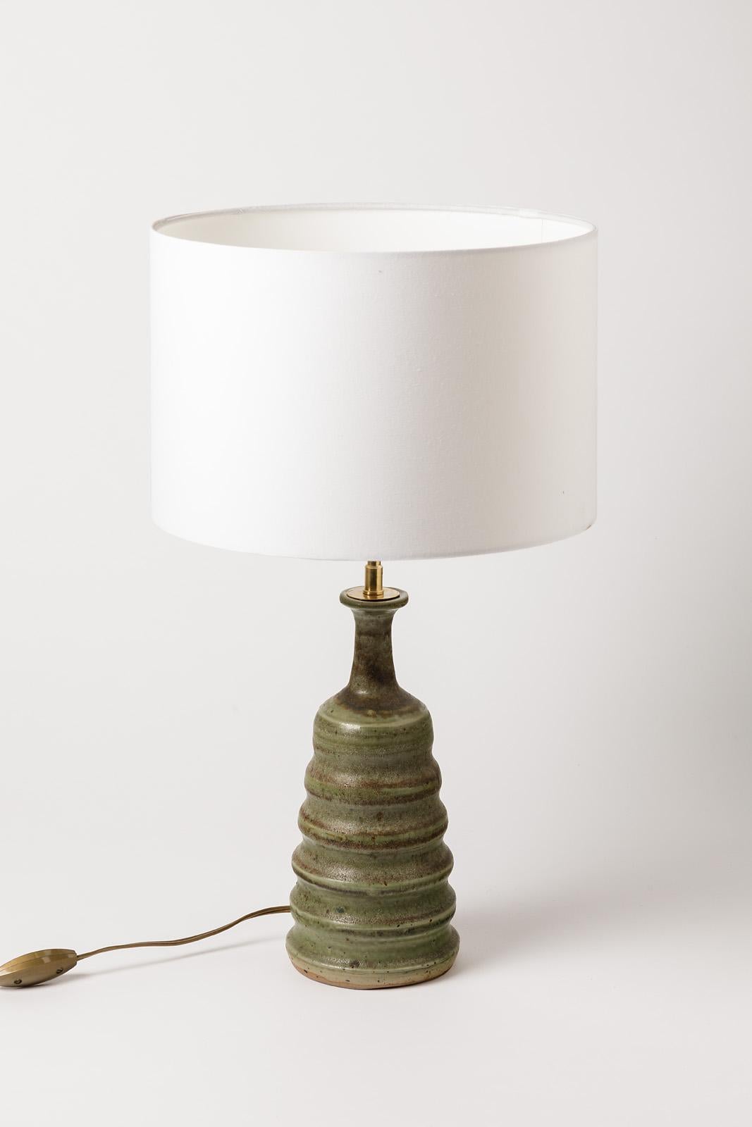 Français Lampe de table décorative en céramique verte du milieu du siècle dernier:: circa 1970 par Fontcombault en vente