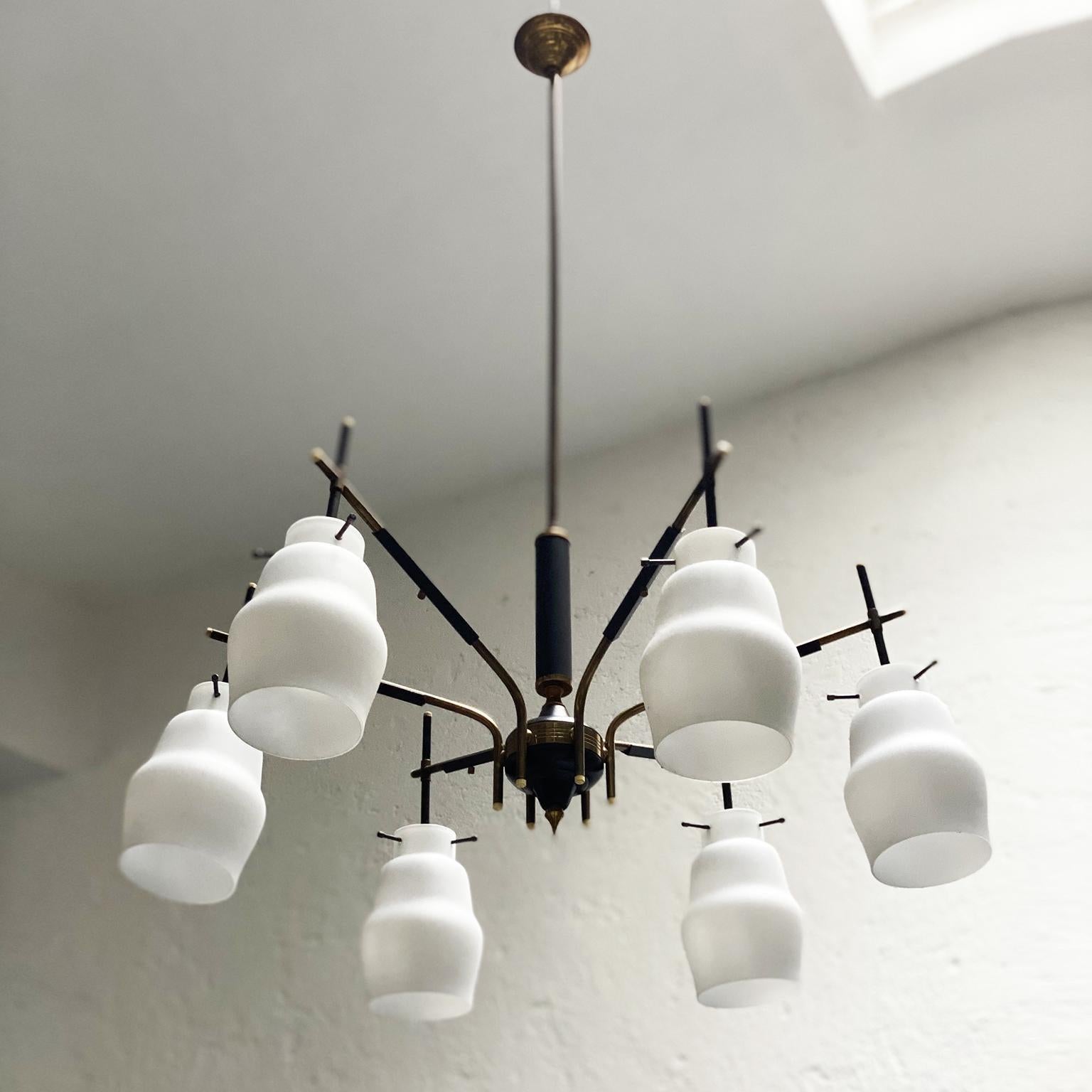 Up&Up est une charmante et rare lampe suspendue/chandelier, fabriquée en Italie dans les années 1950 et probablement produite par Stilnovo. Le style du design ressemble beaucoup à plusieurs créations du célèbre fabricant de lampes italien. Réalisée