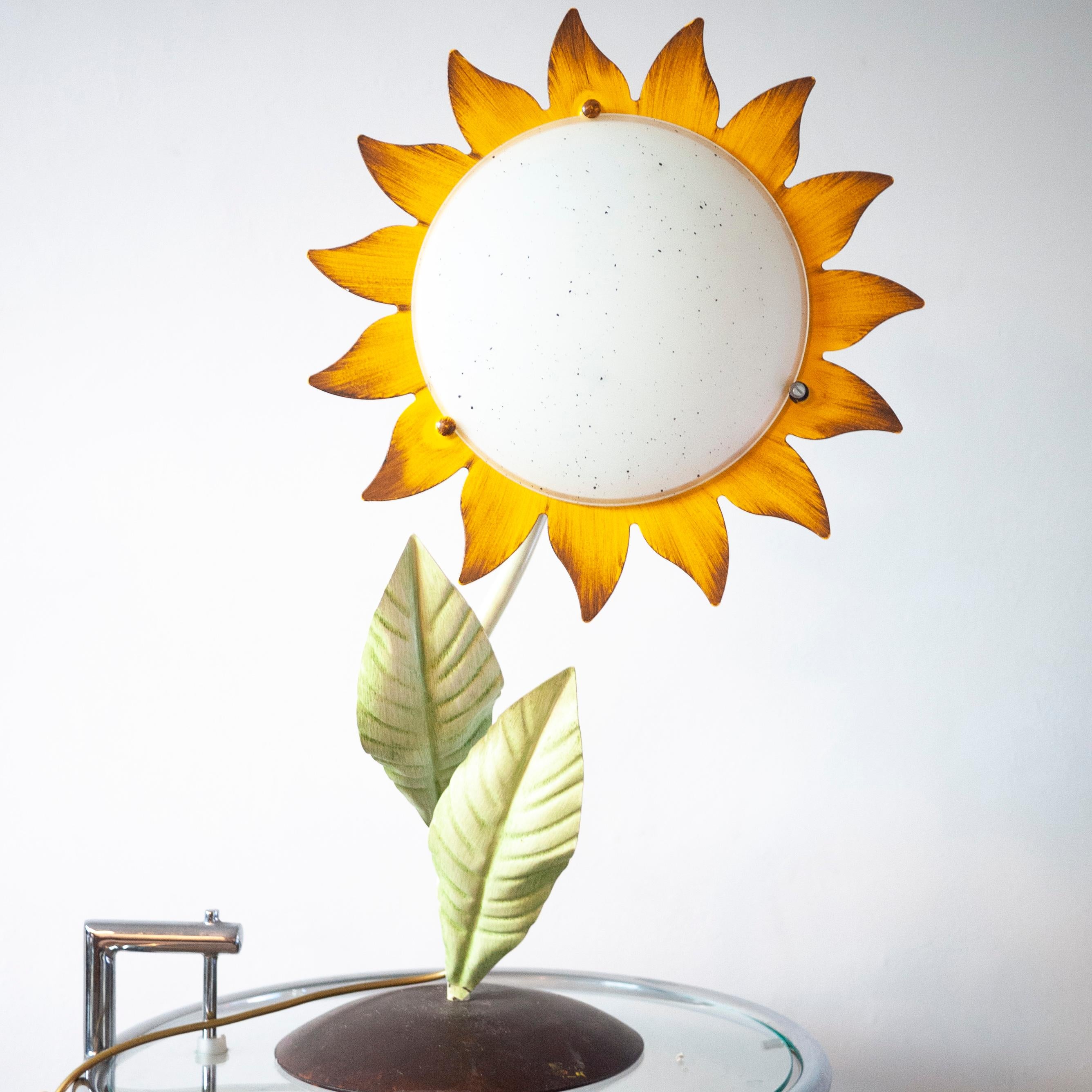 Decorative Midcentury Italian Metal Painted Sunflower Table Lamp, 1970s For Sale 7