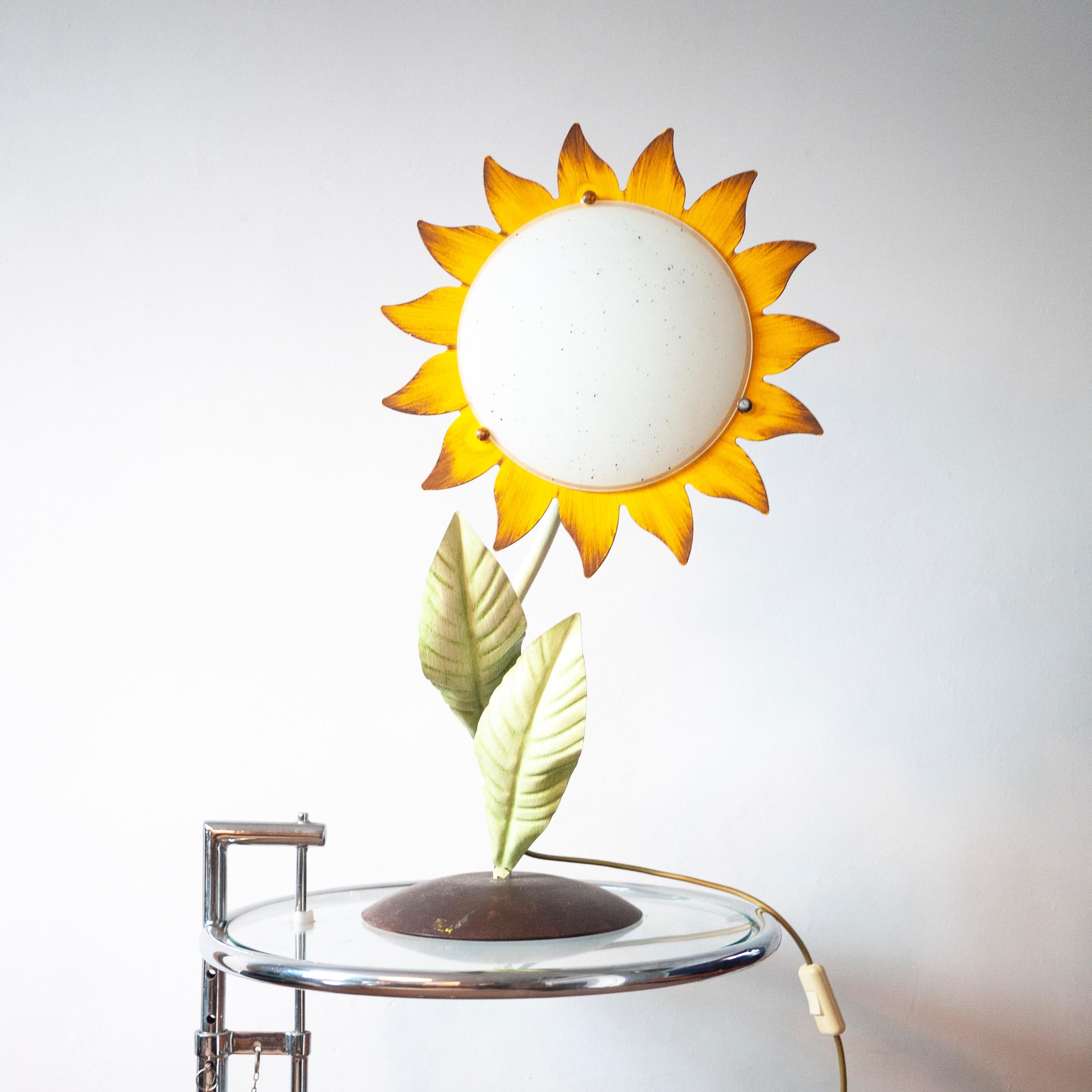 Decorative Midcentury Italian Metal Painted Sunflower Table Lamp, 1970s In Good Condition For Sale In Chesham, GB