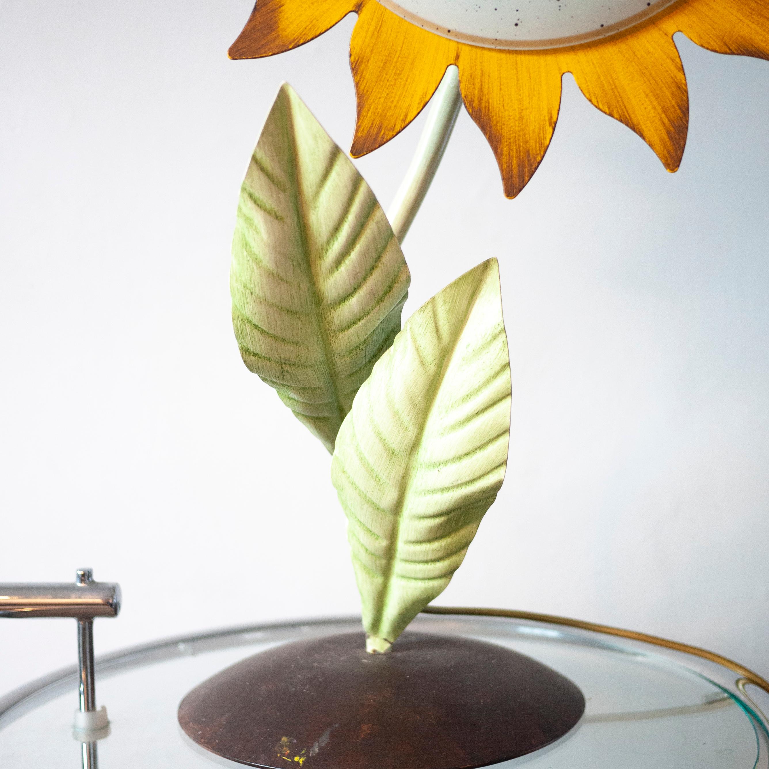Late 20th Century Decorative Midcentury Italian Metal Painted Sunflower Table Lamp, 1970s For Sale