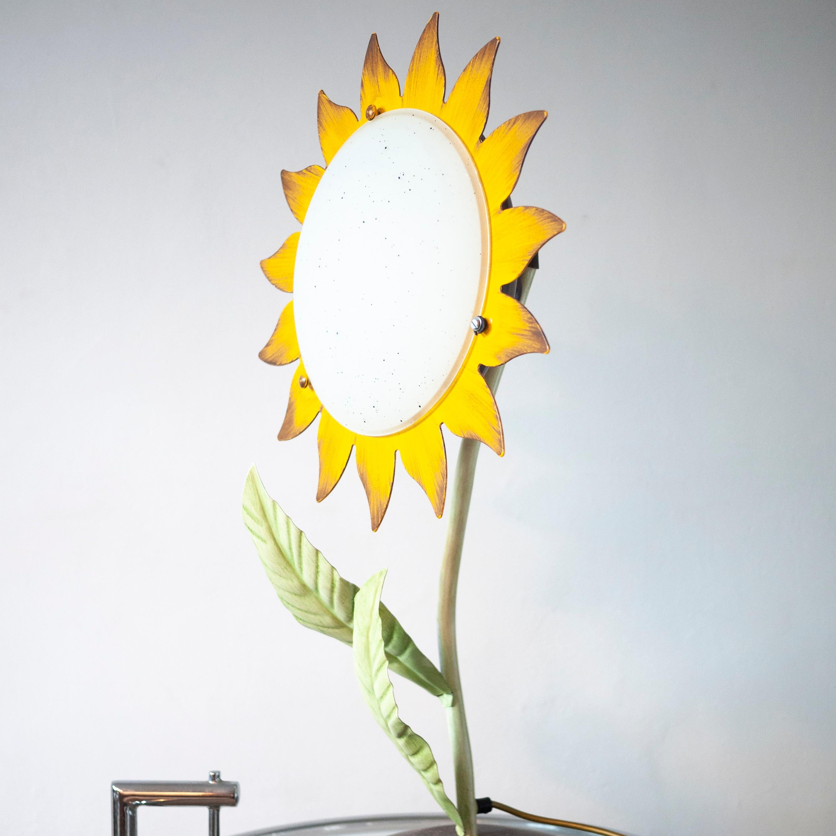 Decorative Midcentury Italian Metal Painted Sunflower Table Lamp, 1970s For Sale 2