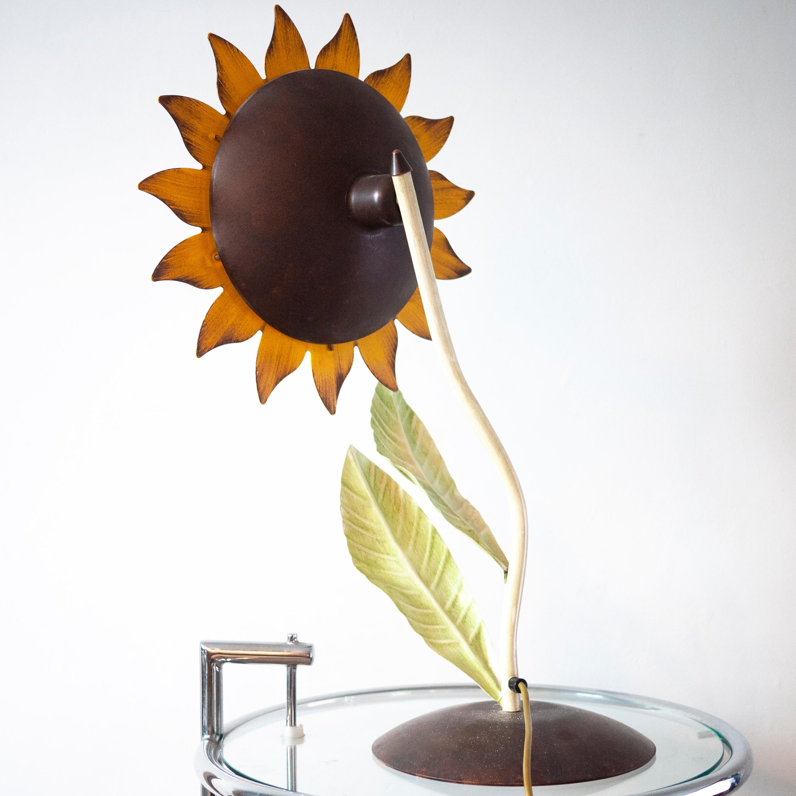 Decorative Midcentury Italian Metal Painted Sunflower Table Lamp, 1970s For Sale 3