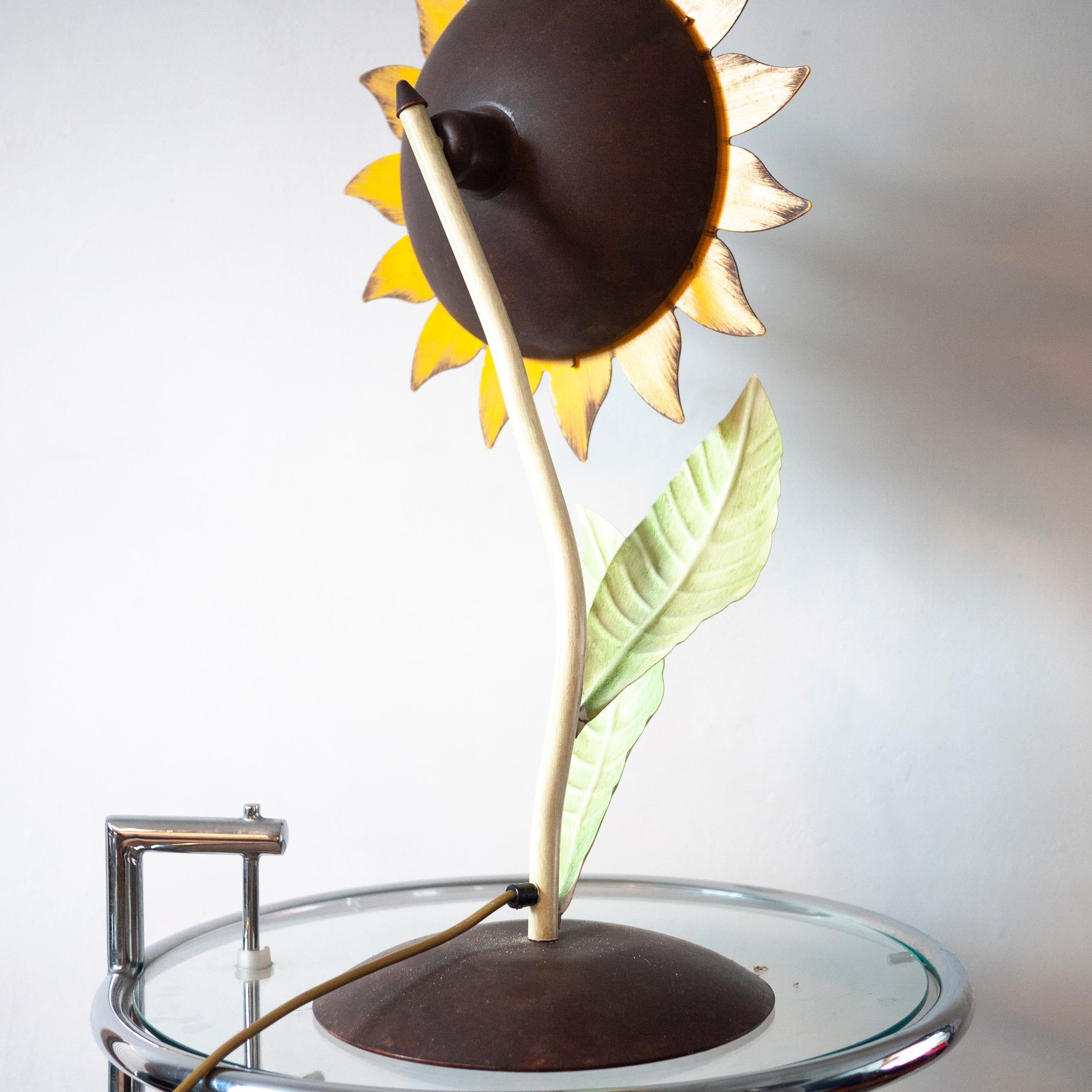 Decorative Midcentury Italian Metal Painted Sunflower Table Lamp, 1970s For Sale 4