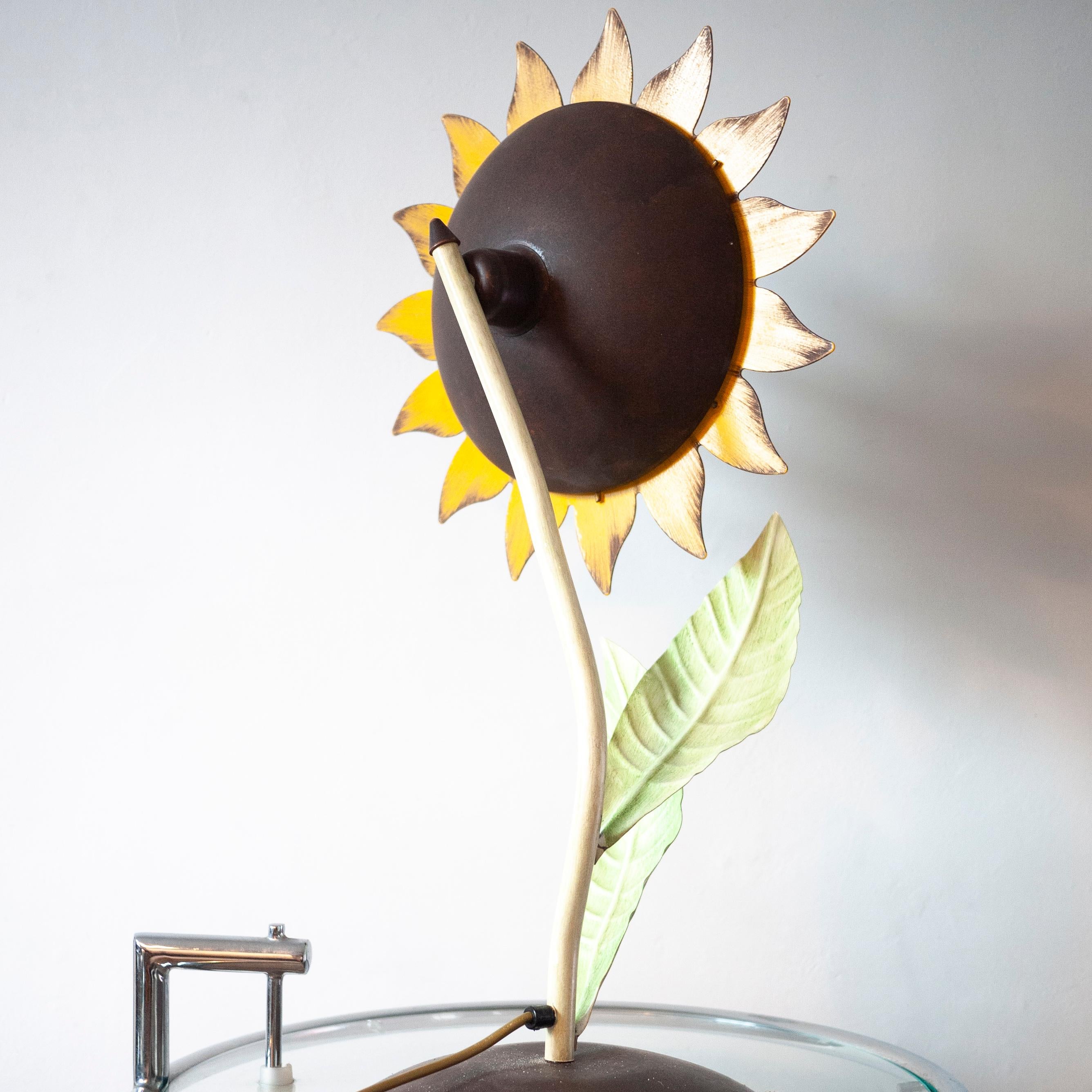 Decorative Midcentury Italian Metal Painted Sunflower Table Lamp, 1970s For Sale 5