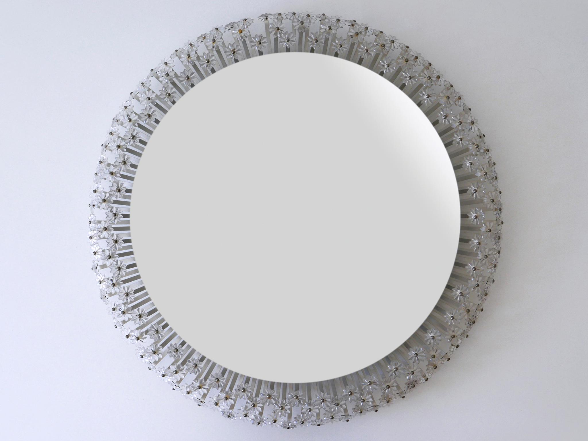 A real gem for your home! Large, lovely and highly decorative Mid-Century Modern circular backlit wall mirror with acrylic flowers. Manufactured by Schöninger, Germany, 1960s

It makes a breath-taking effect when it is on!.

Executed in clear