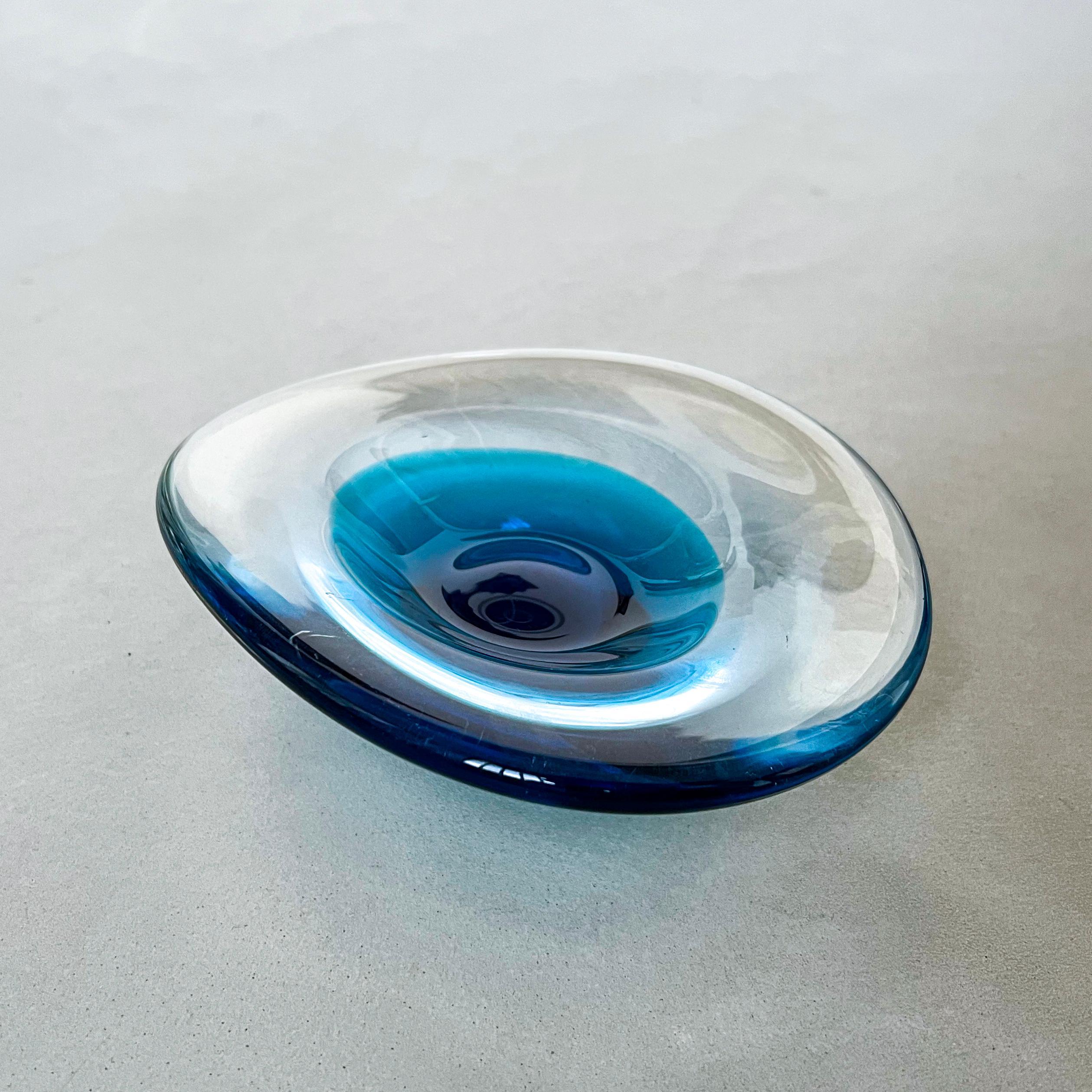 Decorative Mid-Century Modern Murano Bowl, Blue Sommerso Glass In Good Condition For Sale In Milano, IT