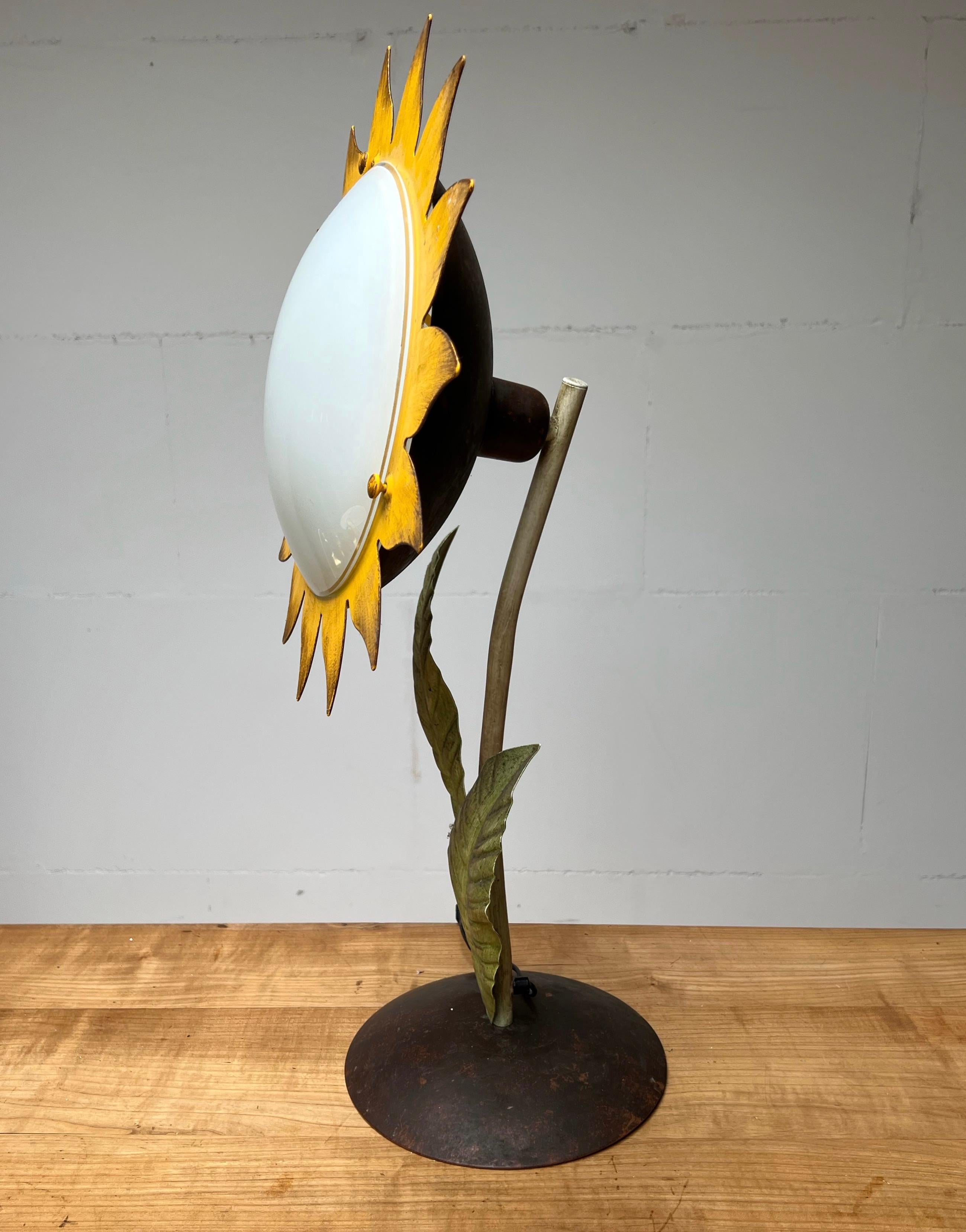 Decorative Midcentury Italian Hand Crafted Metal Painted Sunflower Table Lamp For Sale 1