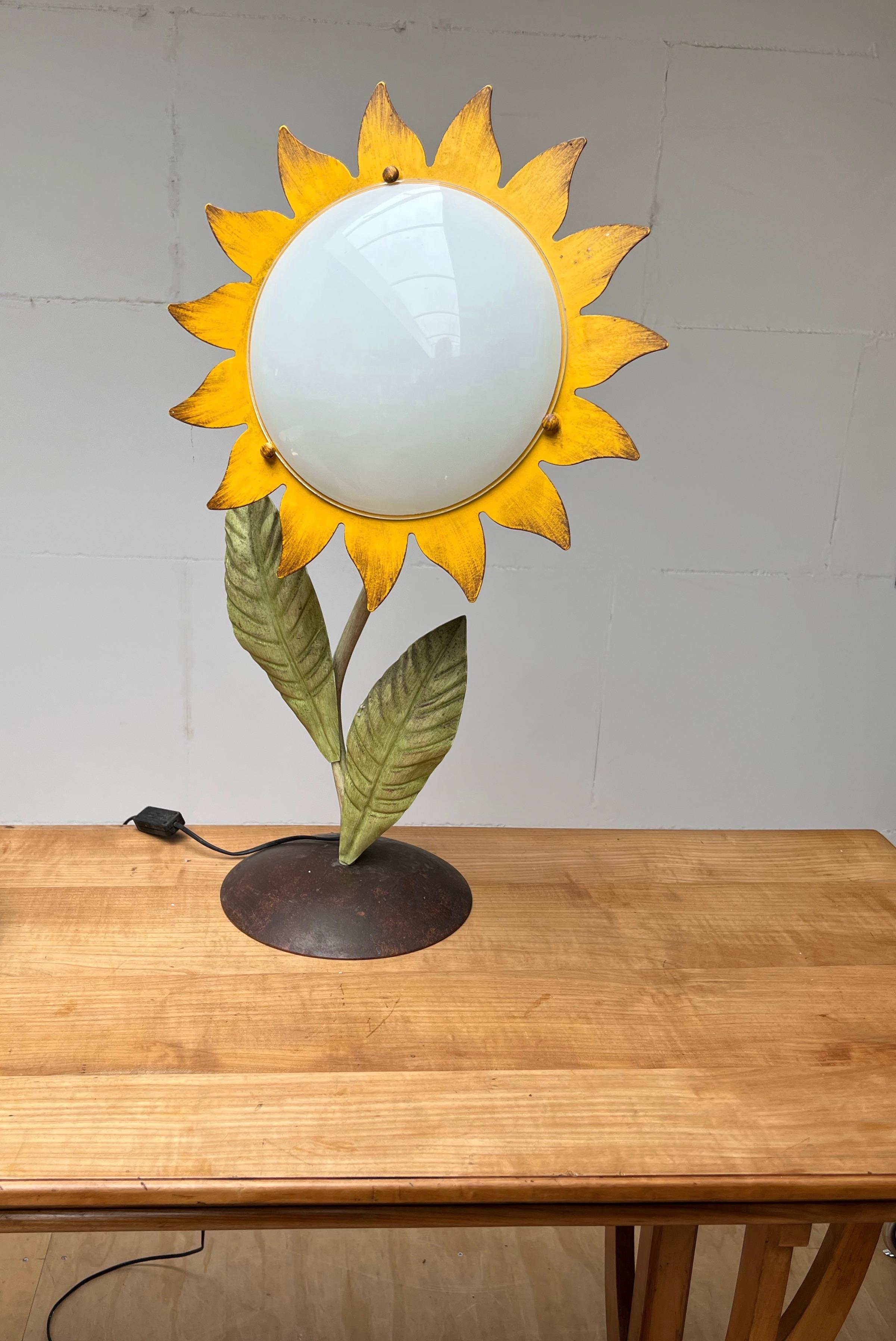 Decorative Midcentury Italian Hand Crafted Metal Painted Sunflower Table Lamp For Sale 4