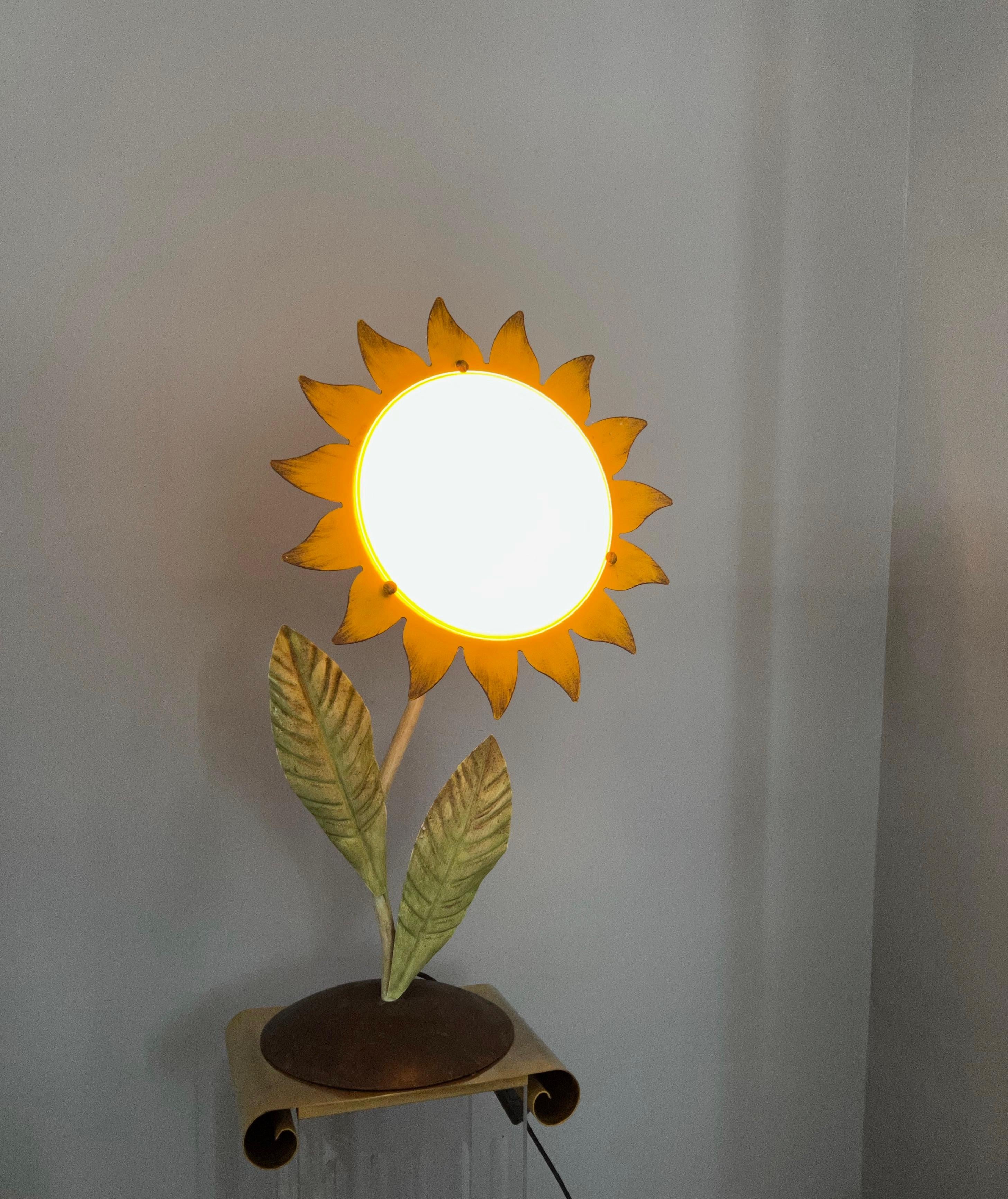 Decorative Midcentury Italian Hand Crafted Metal Painted Sunflower Table Lamp For Sale 7