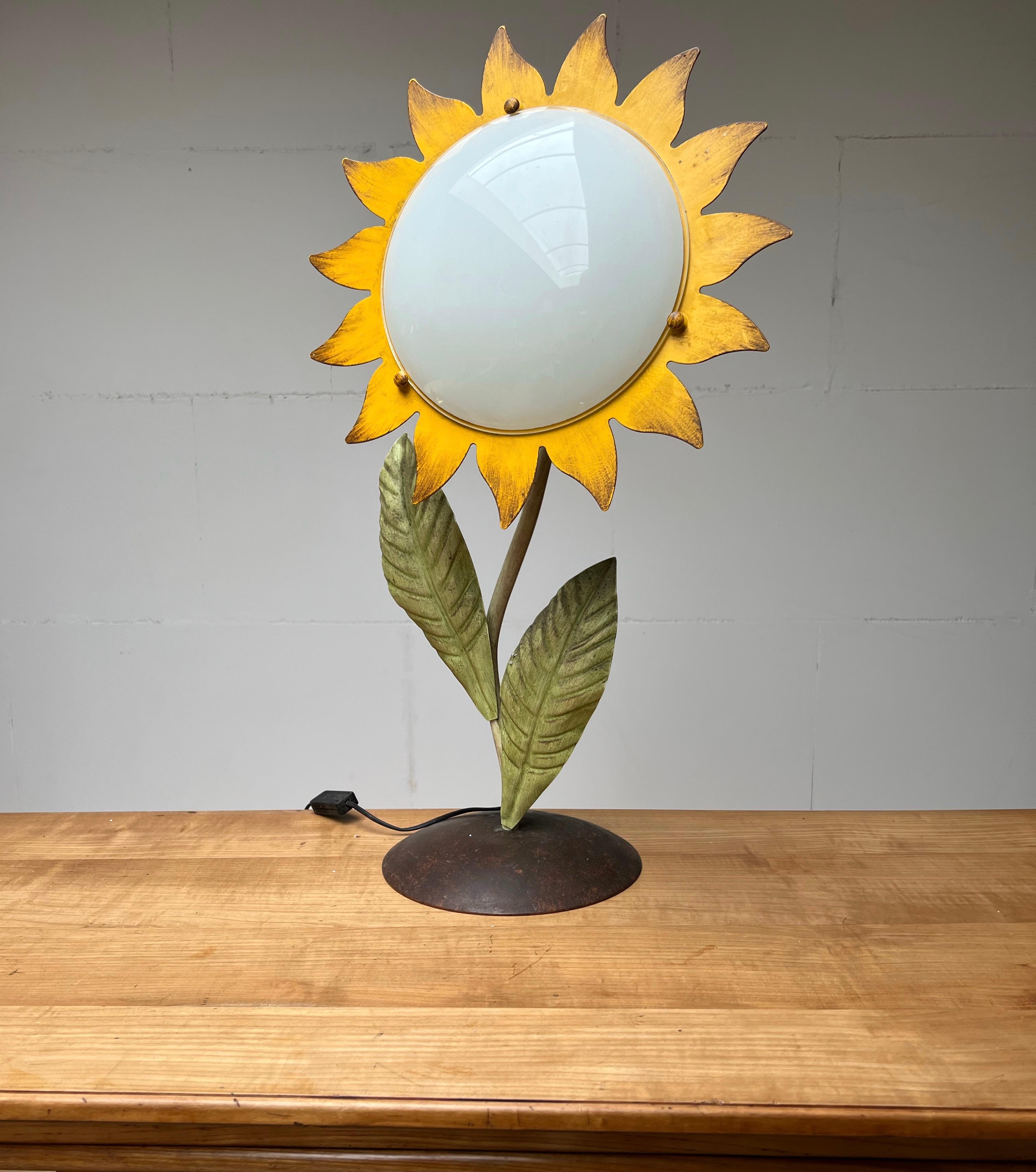 Decorative Midcentury Italian Hand Crafted Metal Painted Sunflower Table Lamp For Sale 8