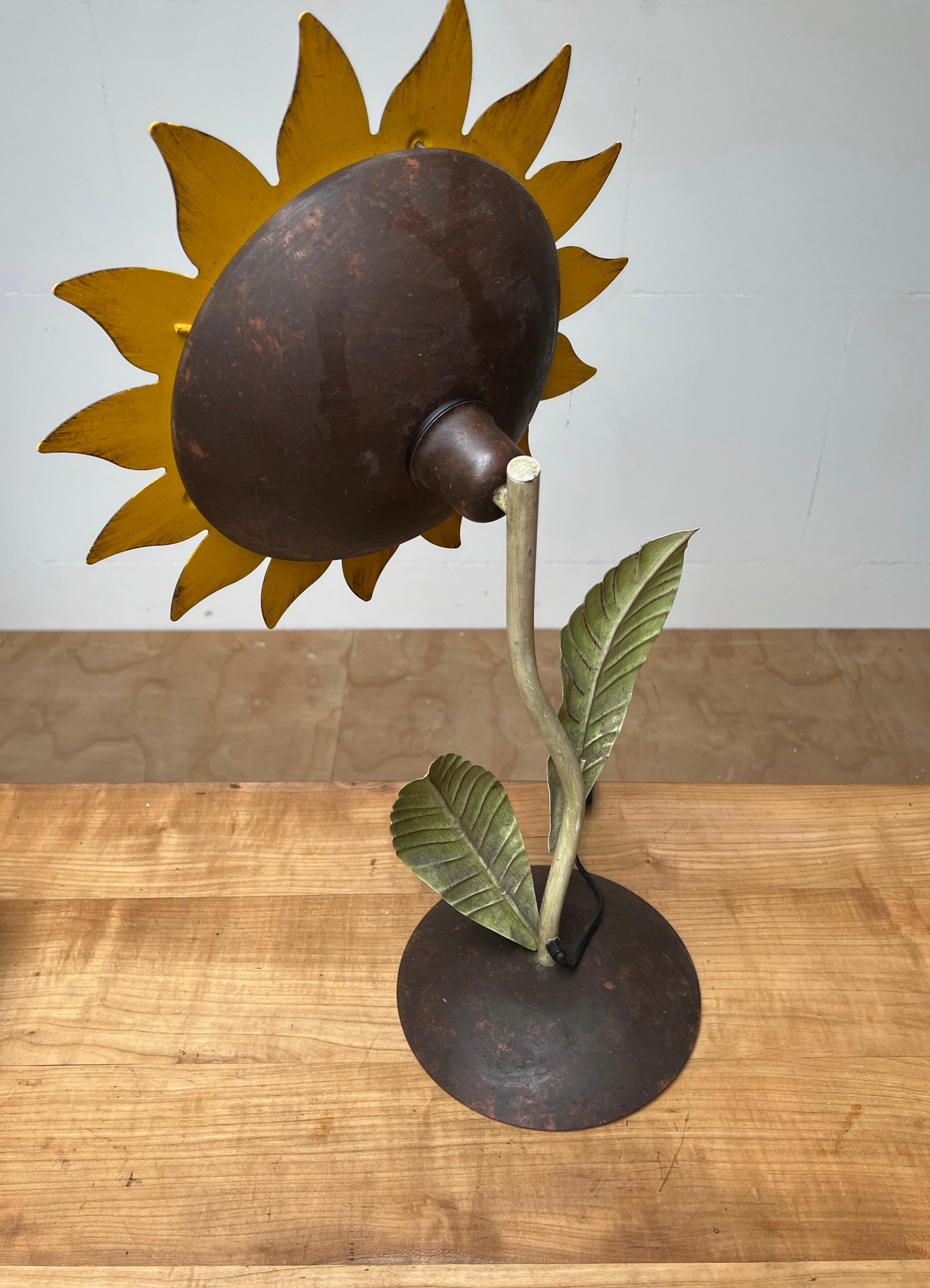Decorative Midcentury Italian Hand Crafted Metal Painted Sunflower Table Lamp For Sale 9