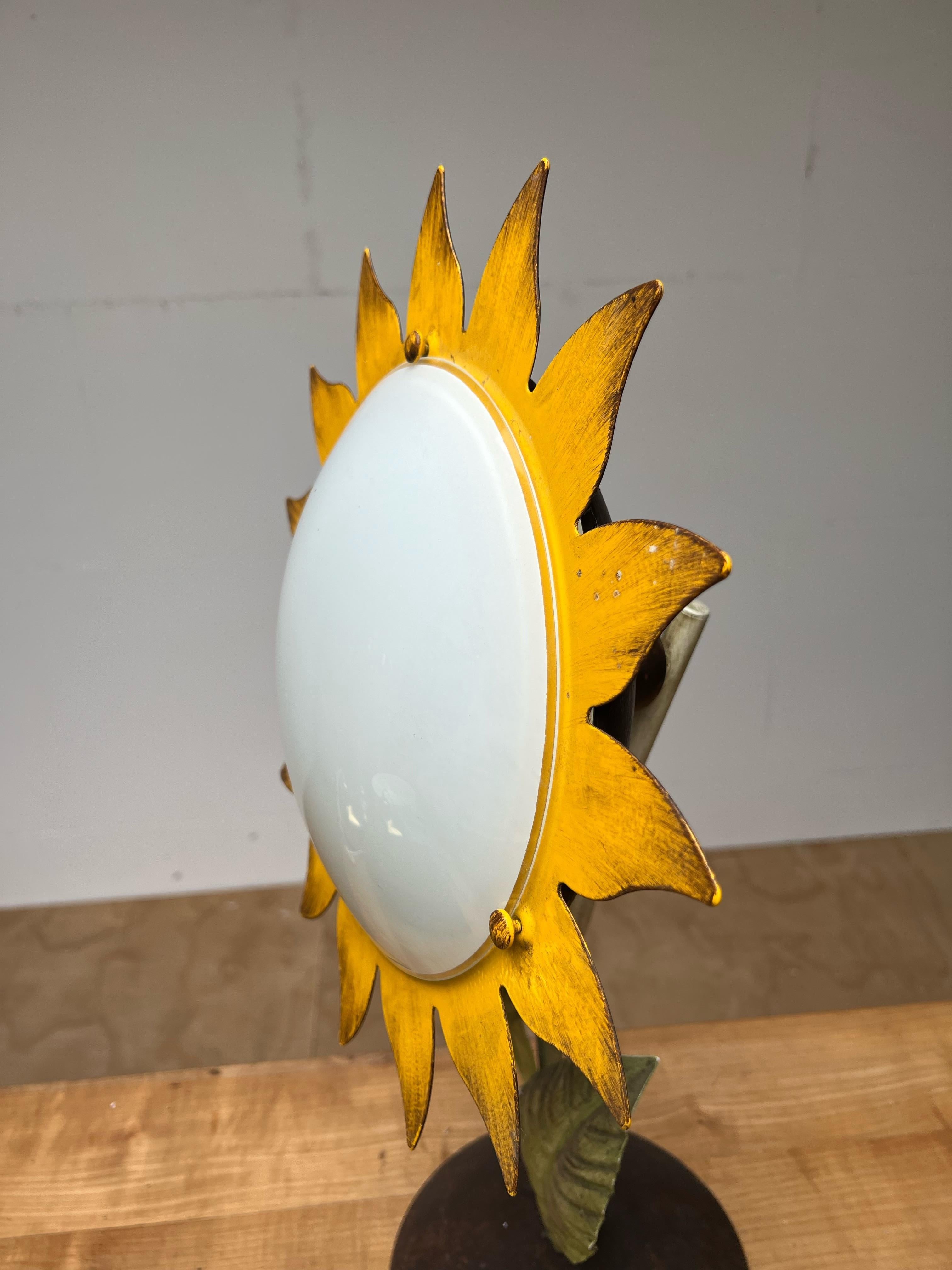 Hand-Crafted Decorative Midcentury Italian Hand Crafted Metal Painted Sunflower Table Lamp For Sale