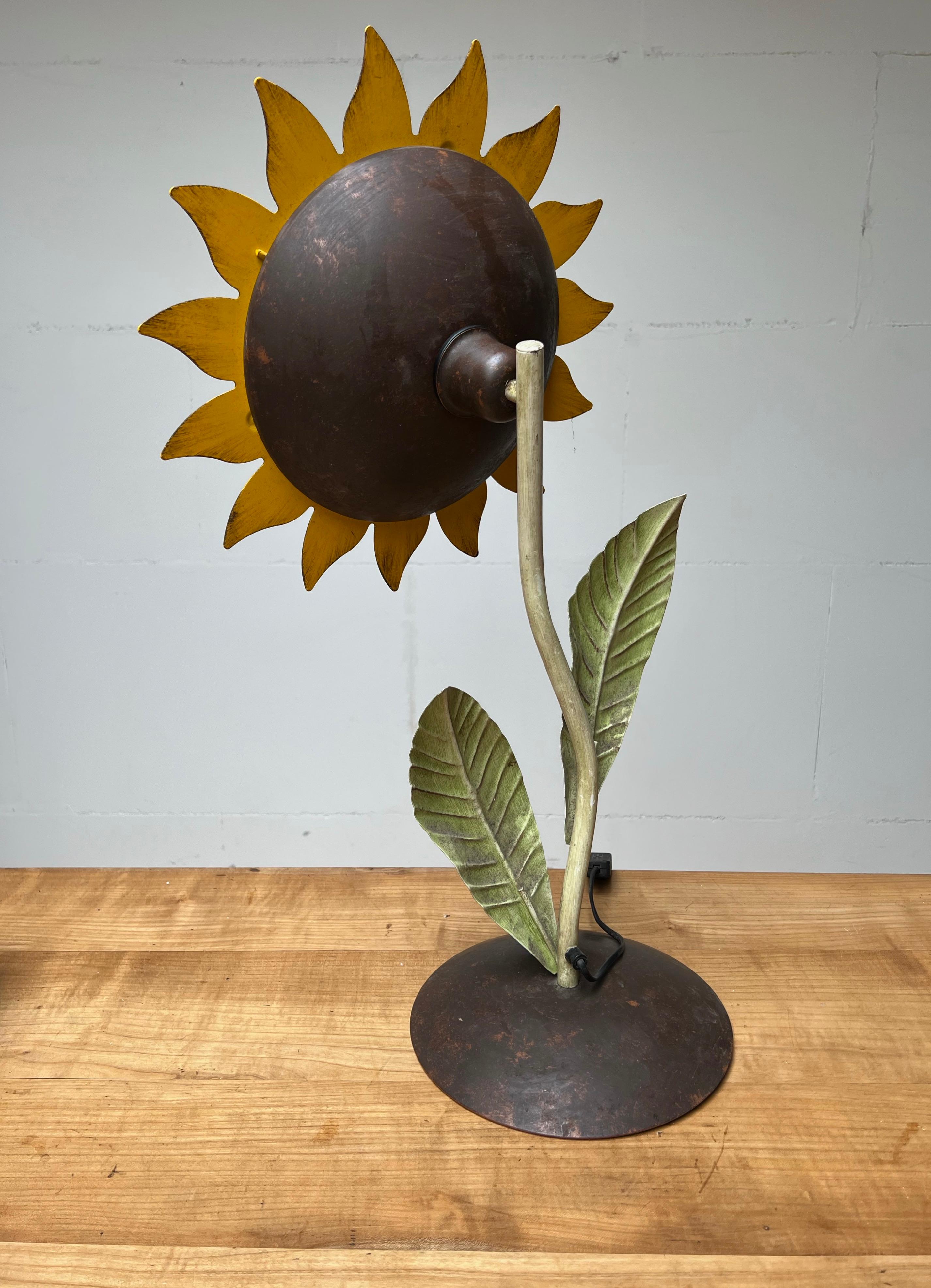 Decorative Midcentury Italian Hand Crafted Metal Painted Sunflower Table Lamp In Excellent Condition For Sale In Lisse, NL
