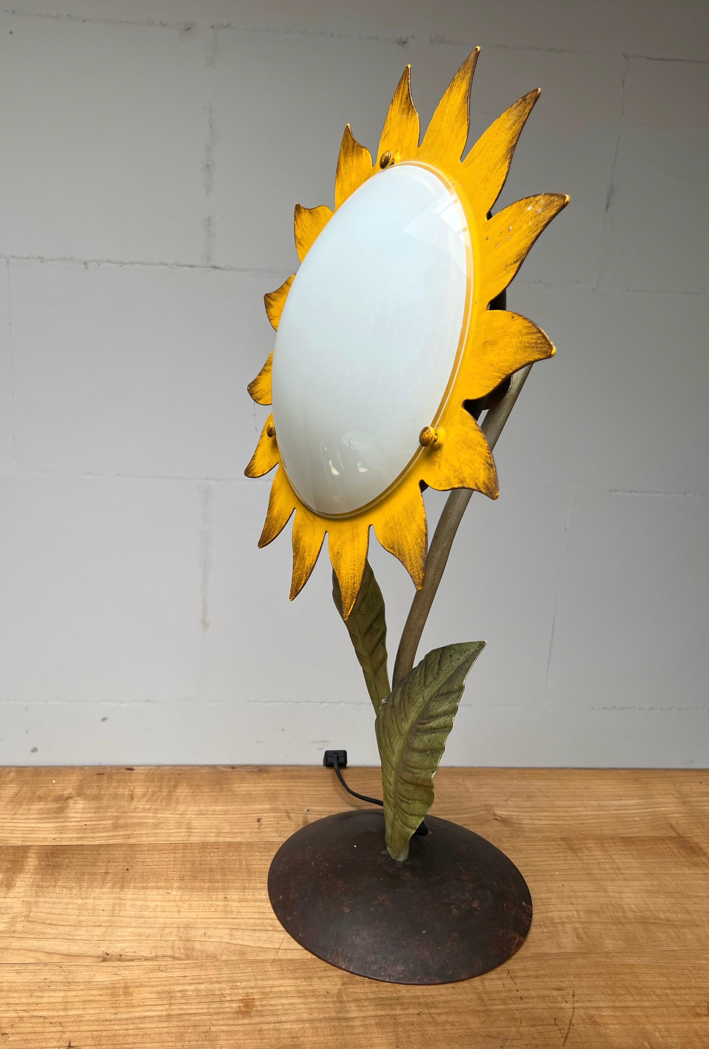 20th Century Decorative Midcentury Italian Hand Crafted Metal Painted Sunflower Table Lamp For Sale