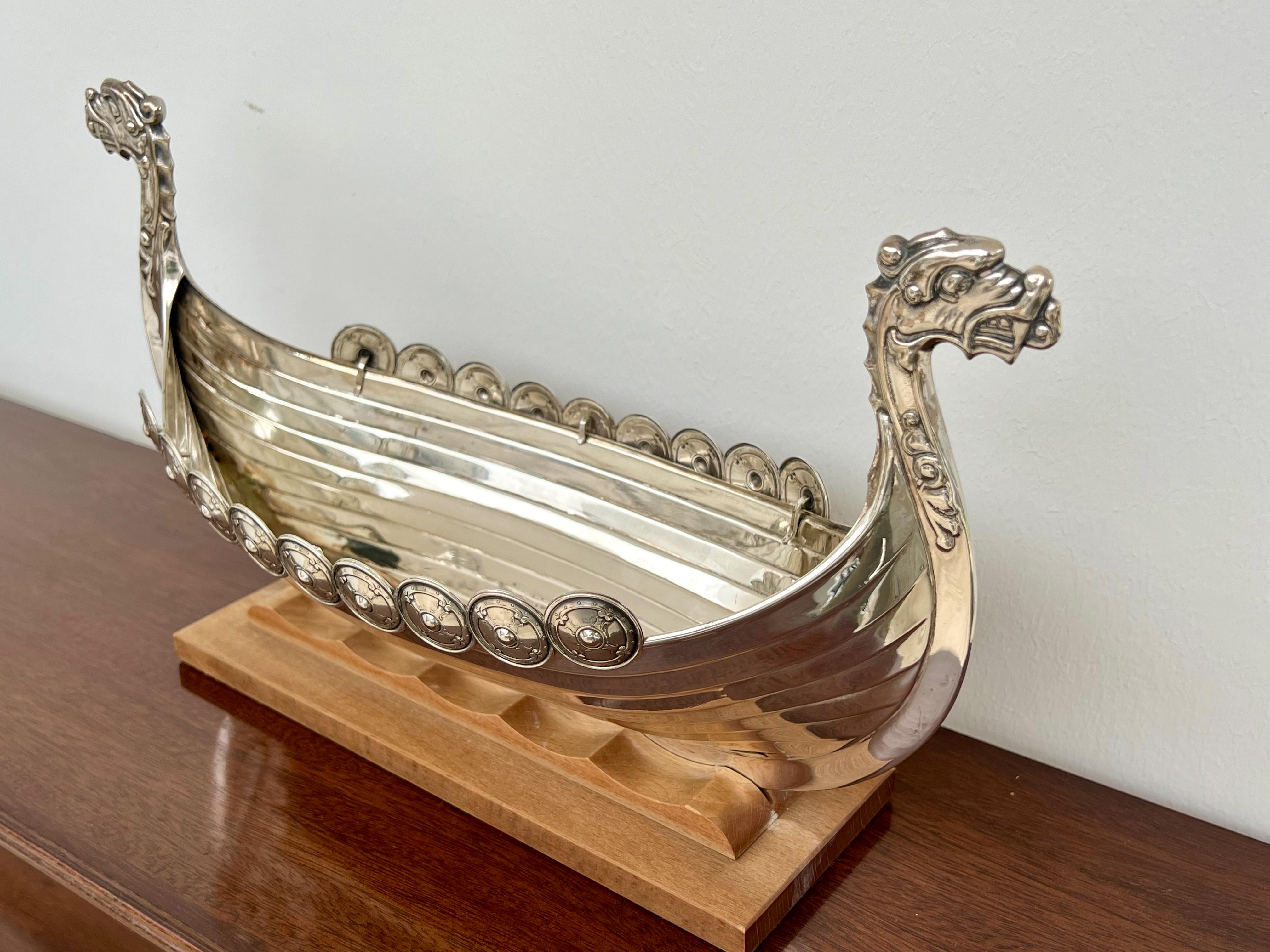 Dekoratives norwegisches Miniatur-Wikingerschiff, versilbert, auf Holzsockel im Zustand „Gut“ im Angebot in Worpswede / Bremen, DE