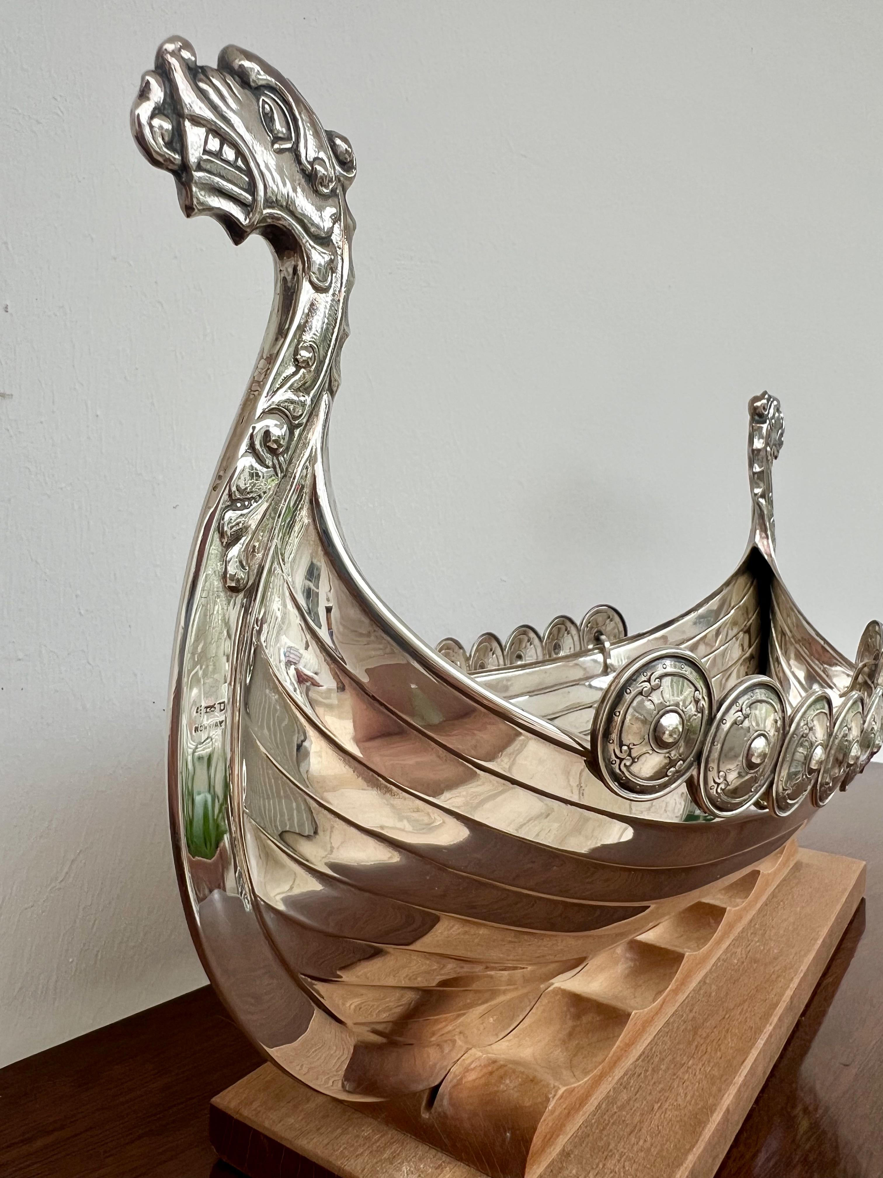 Dekoratives norwegisches Miniatur-Wikingerschiff, versilbert, auf Holzsockel (Versilberung) im Angebot