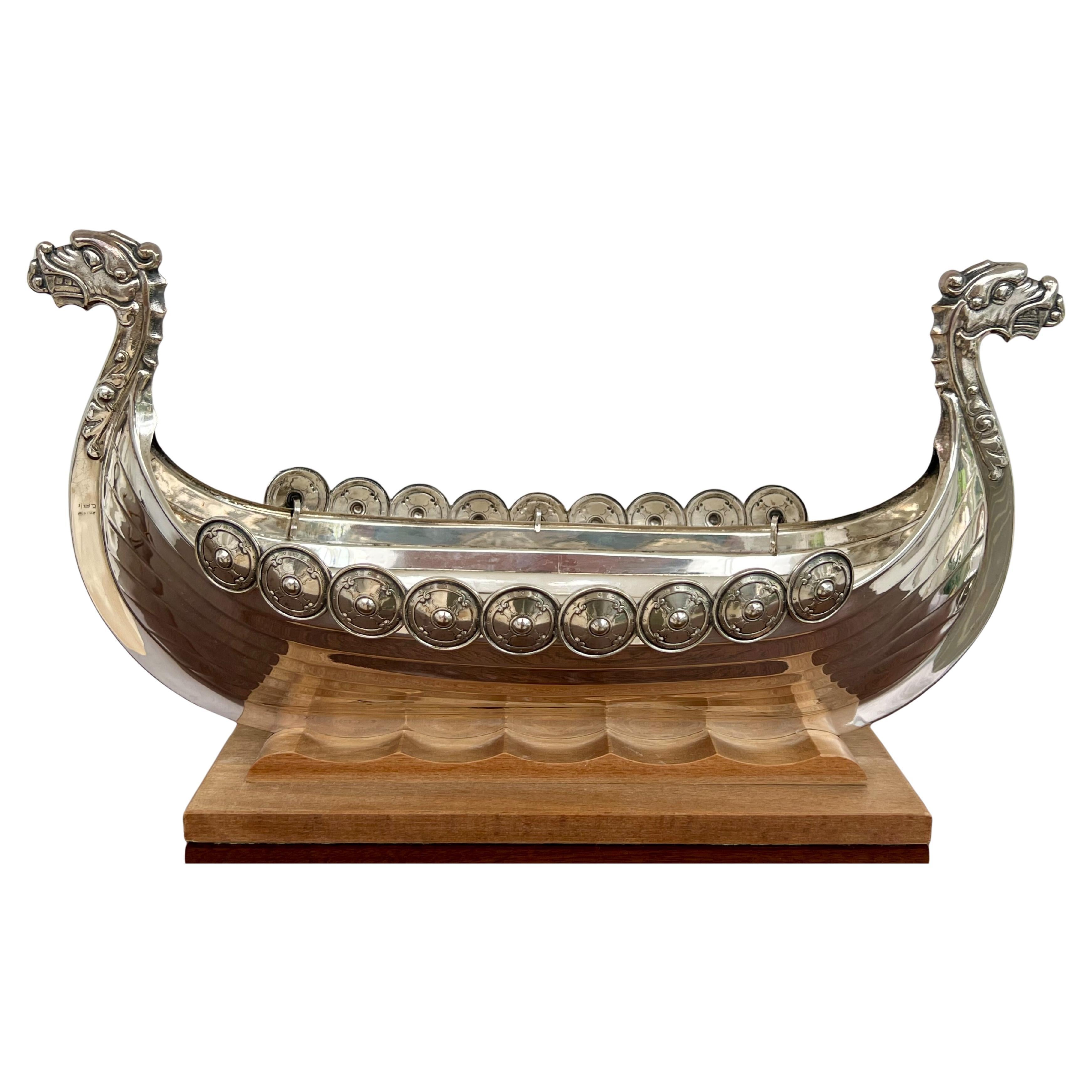 Dekoratives norwegisches Miniatur-Wikingerschiff, versilbert, auf Holzsockel im Angebot