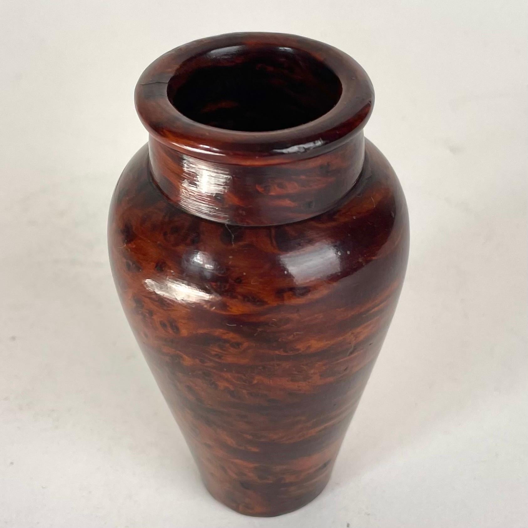Vaso decorativo in miniatura/tazza per matite in radica di Thuja, Europa anni '20

Un affascinante vaso in miniatura in radica di Thuja (Arborvitae), un genere di alberi/arbusti della famiglia dei cipressi. Un uso molto tipico del legno di radica