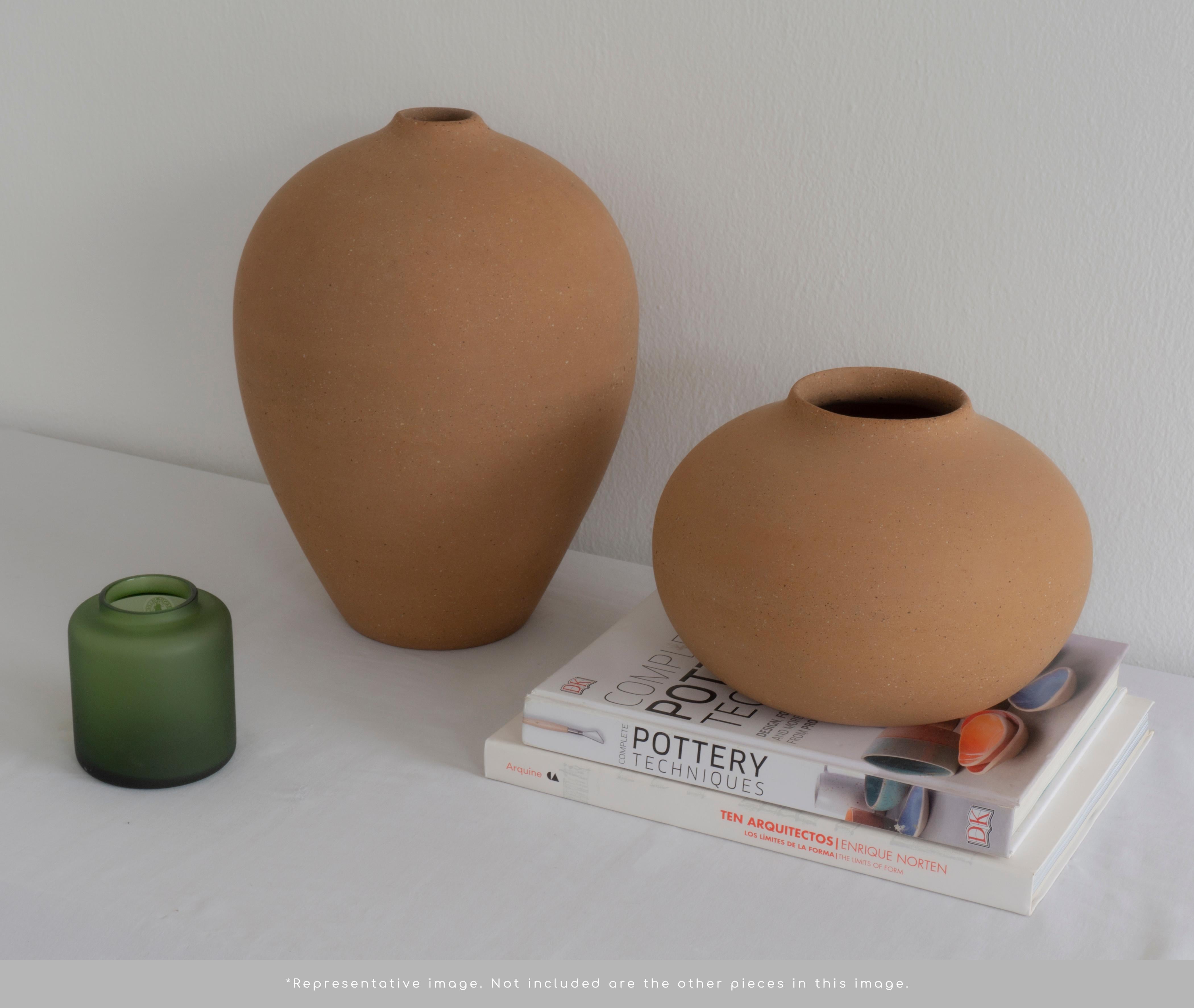 Decorative Minimal Natural Clay Vase. Esencial 02. Smooth Soft Finish By Raíz Mx For Sale 6
