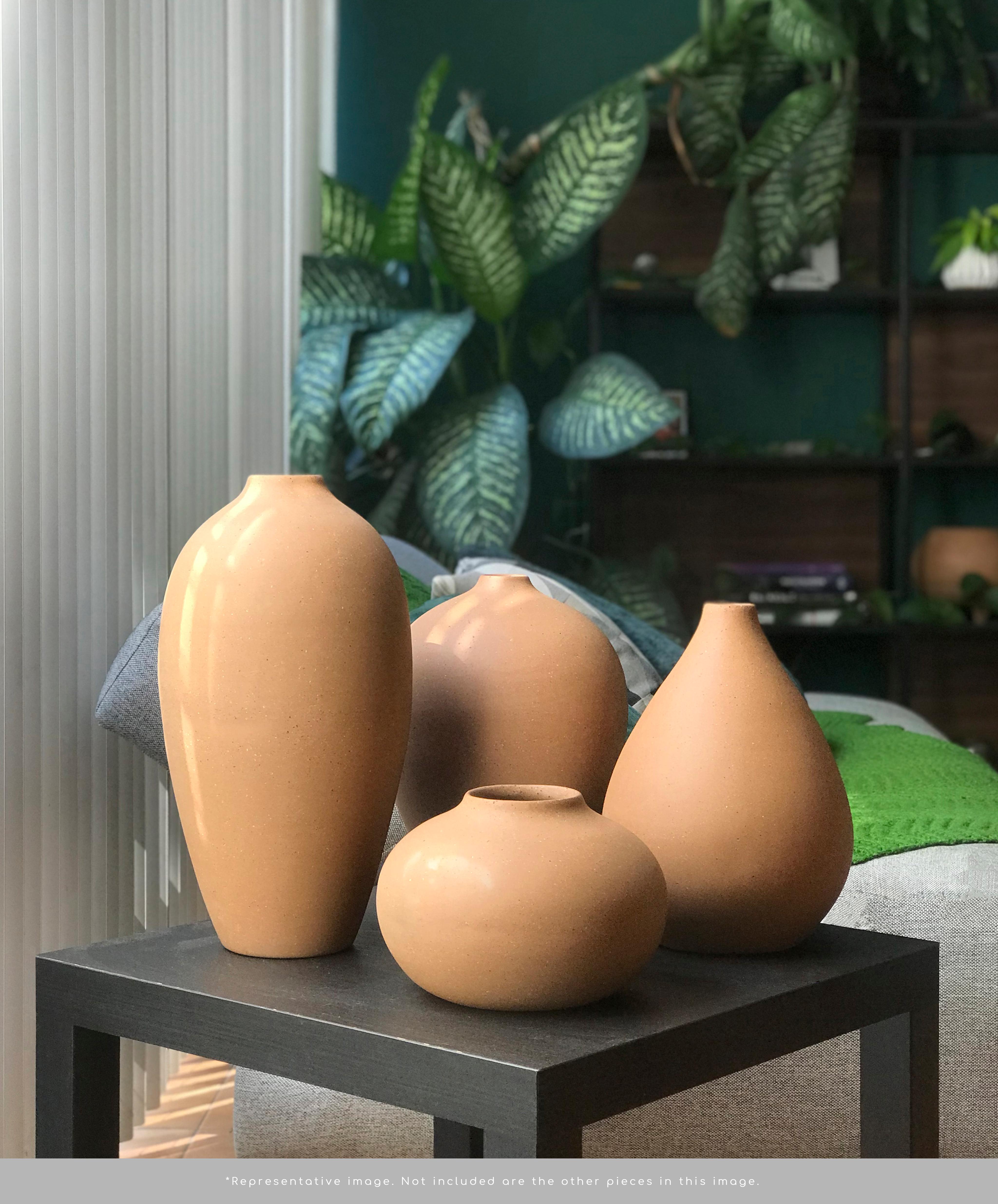 Decorative Minimal Natural Clay Vase. Esencial 02. Smooth Soft Finish By Raíz Mx For Sale 7