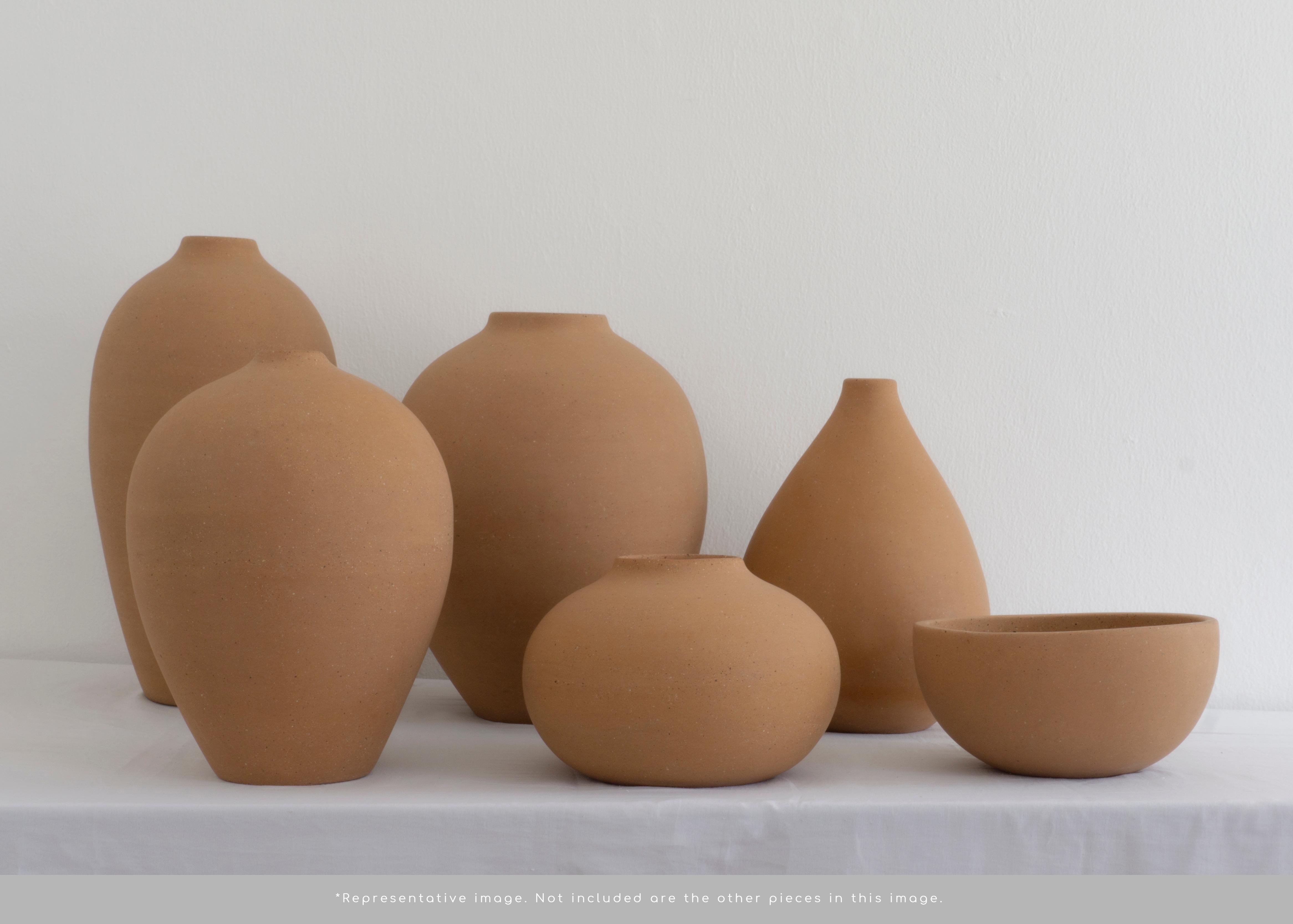 Decorative Minimal Natural Clay Vase. Esencial 02. Smooth Soft Finish By Raíz Mx For Sale 8