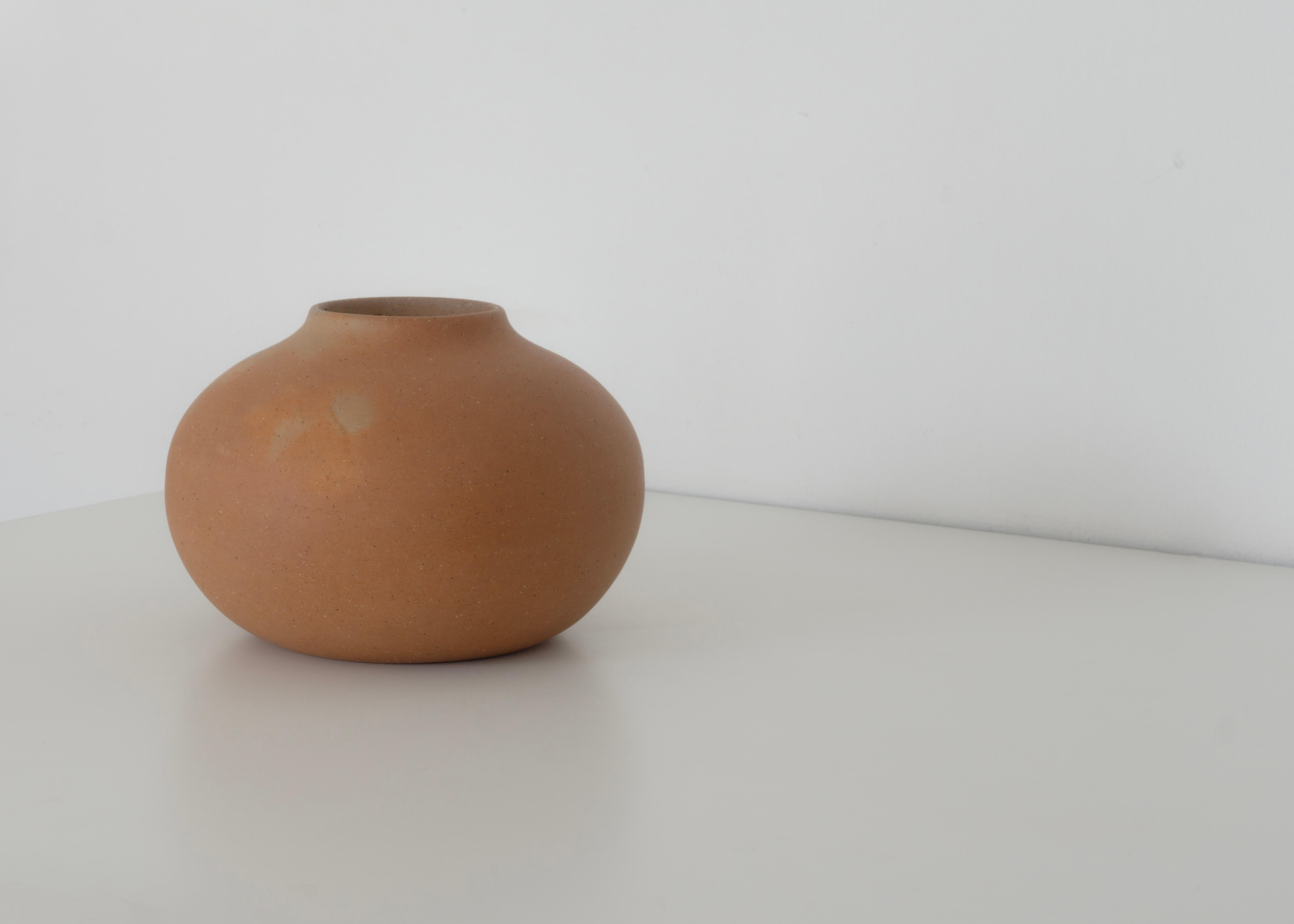 The Esencial 02 is decorative clay vase part of The Esenciales Collection that comprises a series of 6 pieces designed to be used individually or to create compositions among them, highlighting the character and warmth of Mexican natural clay. This