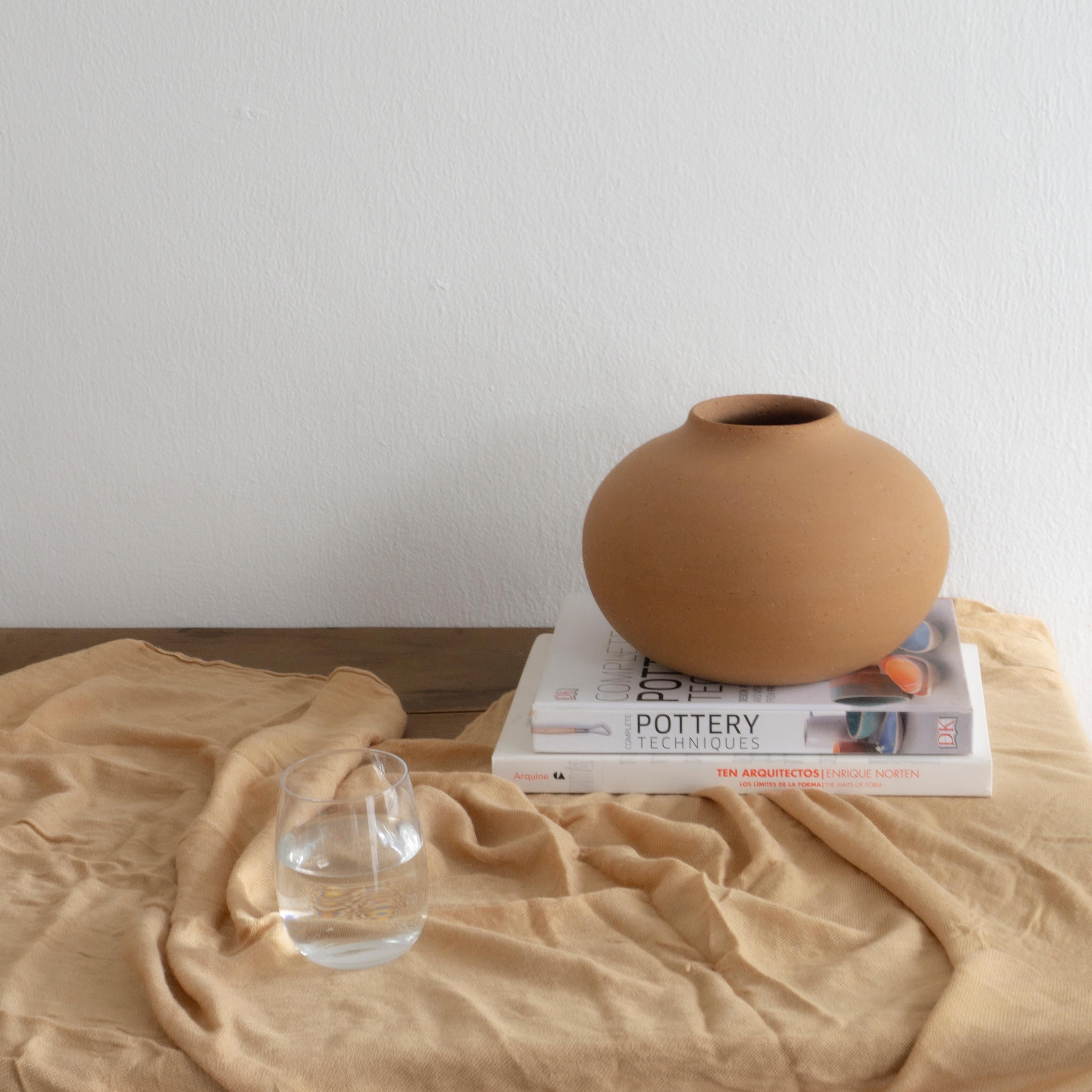 Other Decorative Minimal Natural Clay Vase. Esencial 02. Smooth Soft Finish By Raíz Mx For Sale