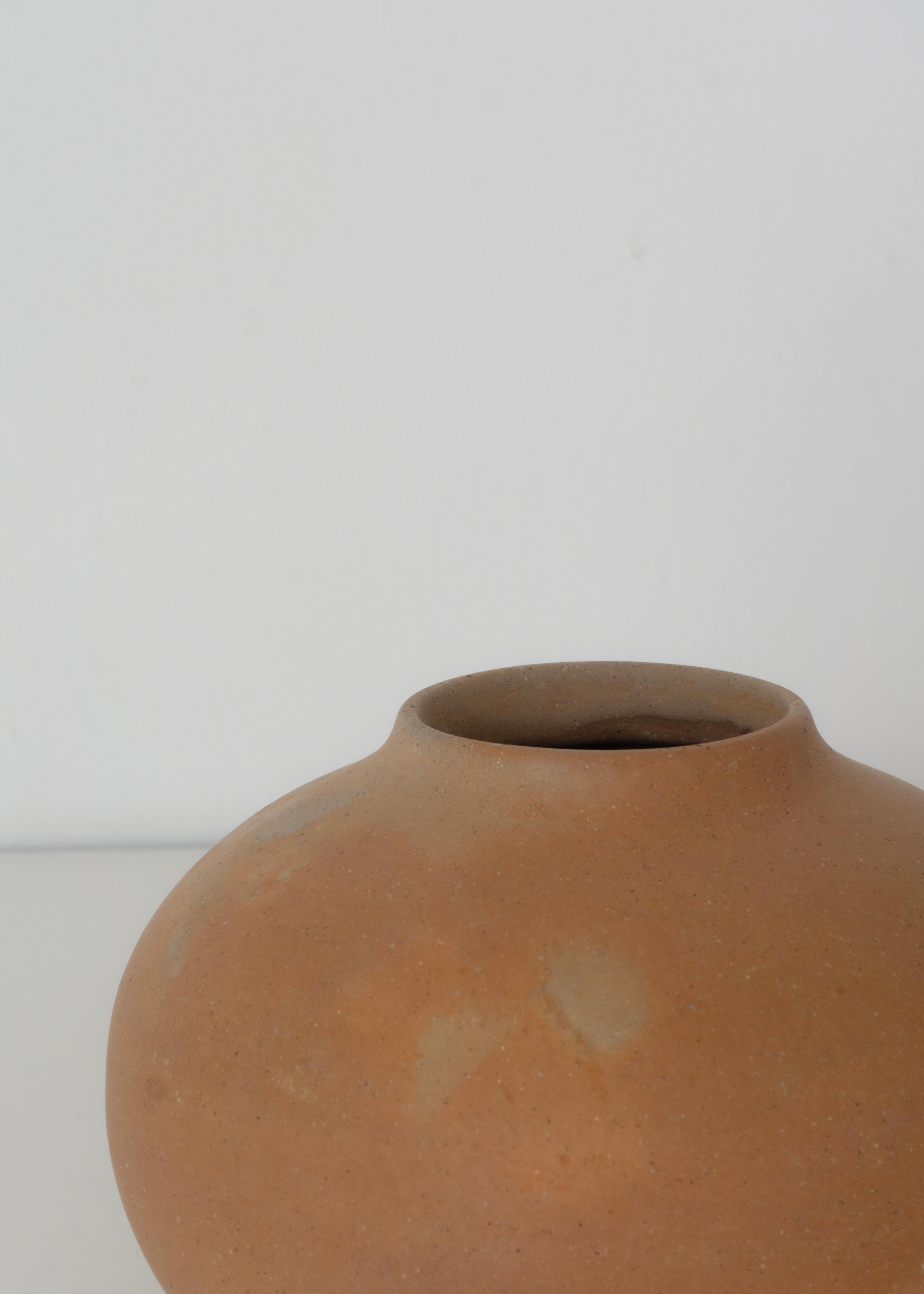 Mexican Decorative Minimal Natural Clay Vase. Esencial 02. Smooth Soft Finish By Raíz Mx For Sale