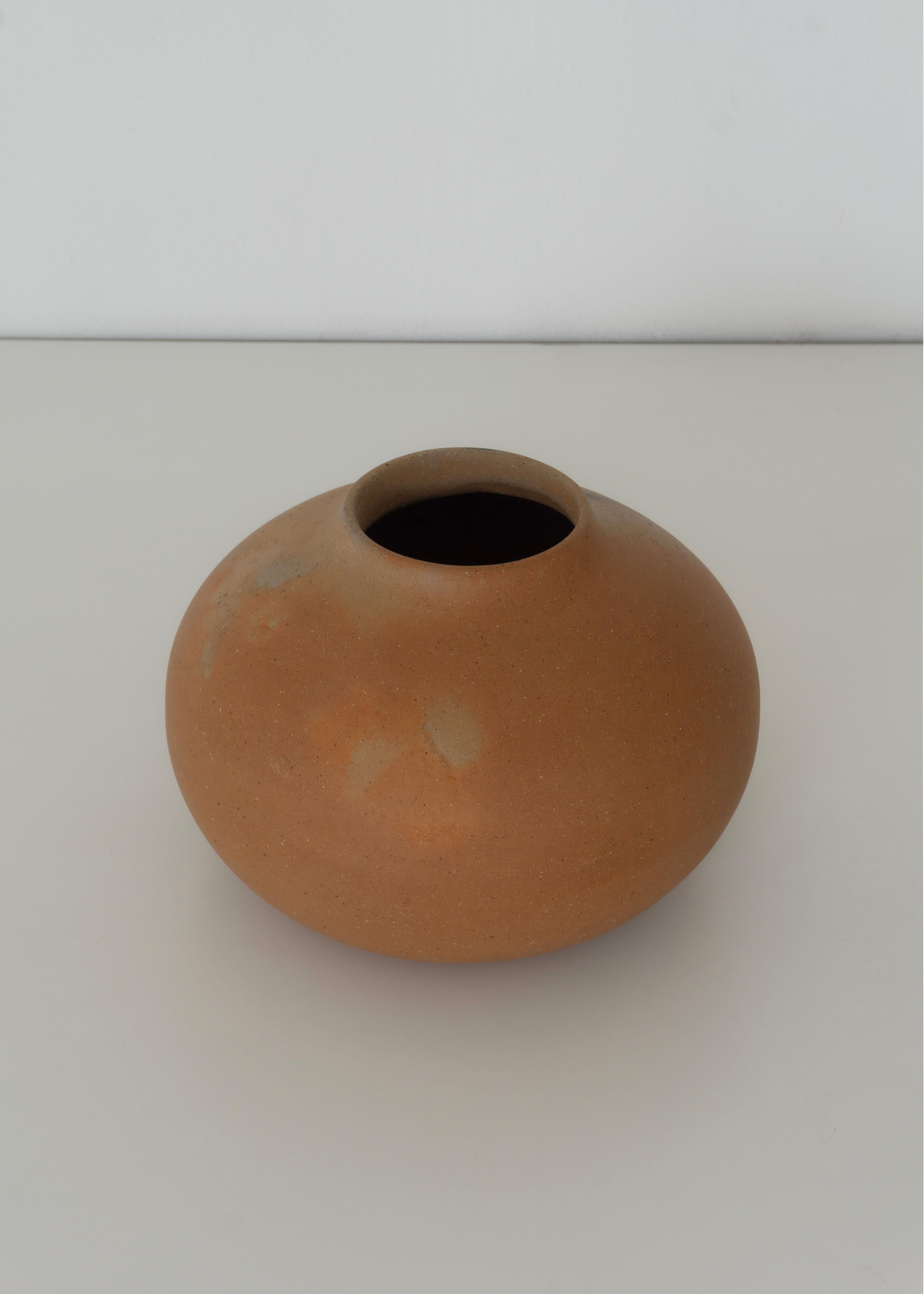 Hand-Crafted Decorative Minimal Natural Clay Vase. Esencial 02. Smooth Soft Finish By Raíz Mx For Sale