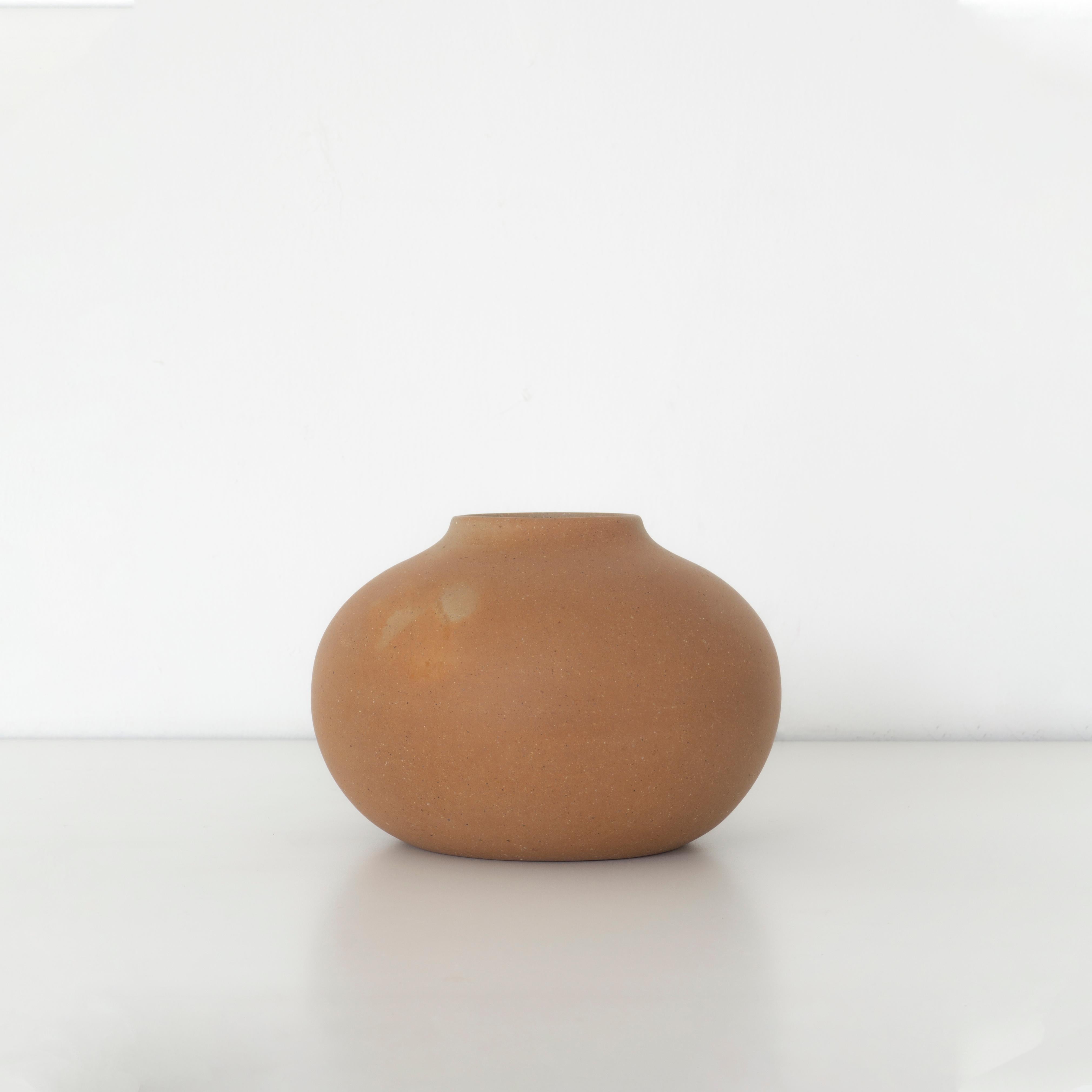 Decorative Minimal Natural Clay Vase. Esencial 02. Smooth Soft Finish By Raíz Mx In New Condition For Sale In Guadalajara, MX