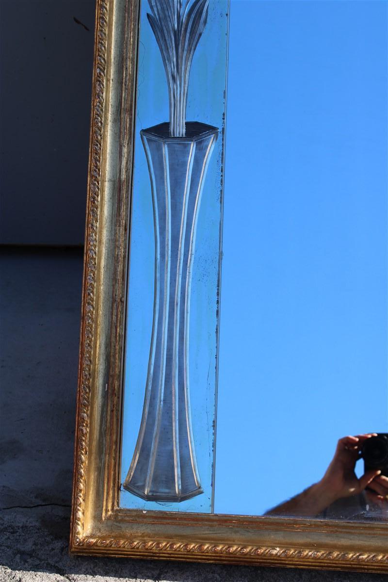 Metà XX secolo Specchio decorativo Francia 1930 con incisioni in argento e cornice floreale in oro in vendita